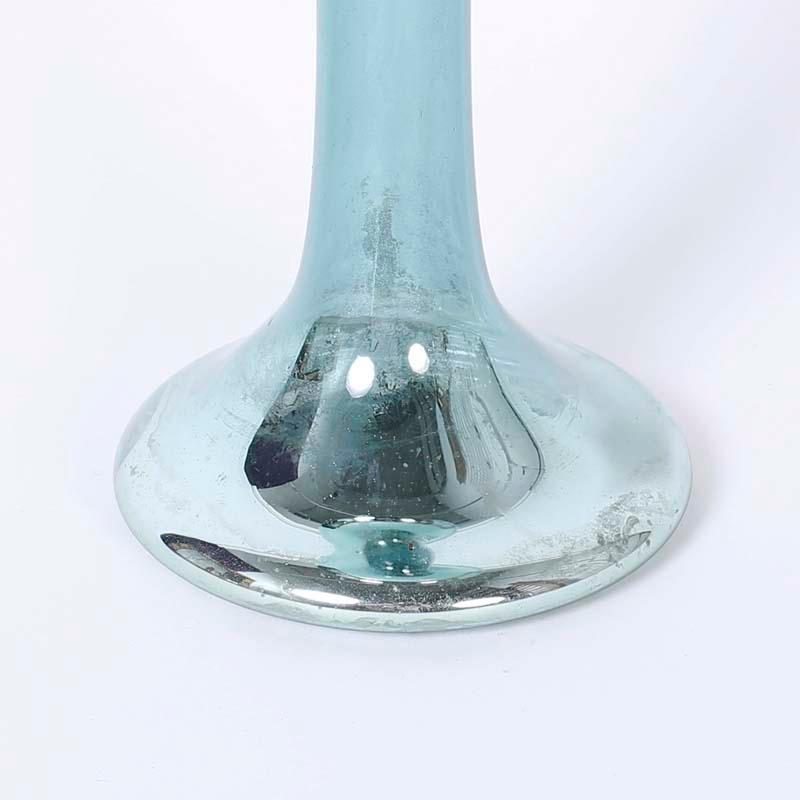 Zweiteilige Quecksilberglaskugel oder -skulptur mit einer verführerischen eisblauen Farbe und einer modernen, anmutigen Form.