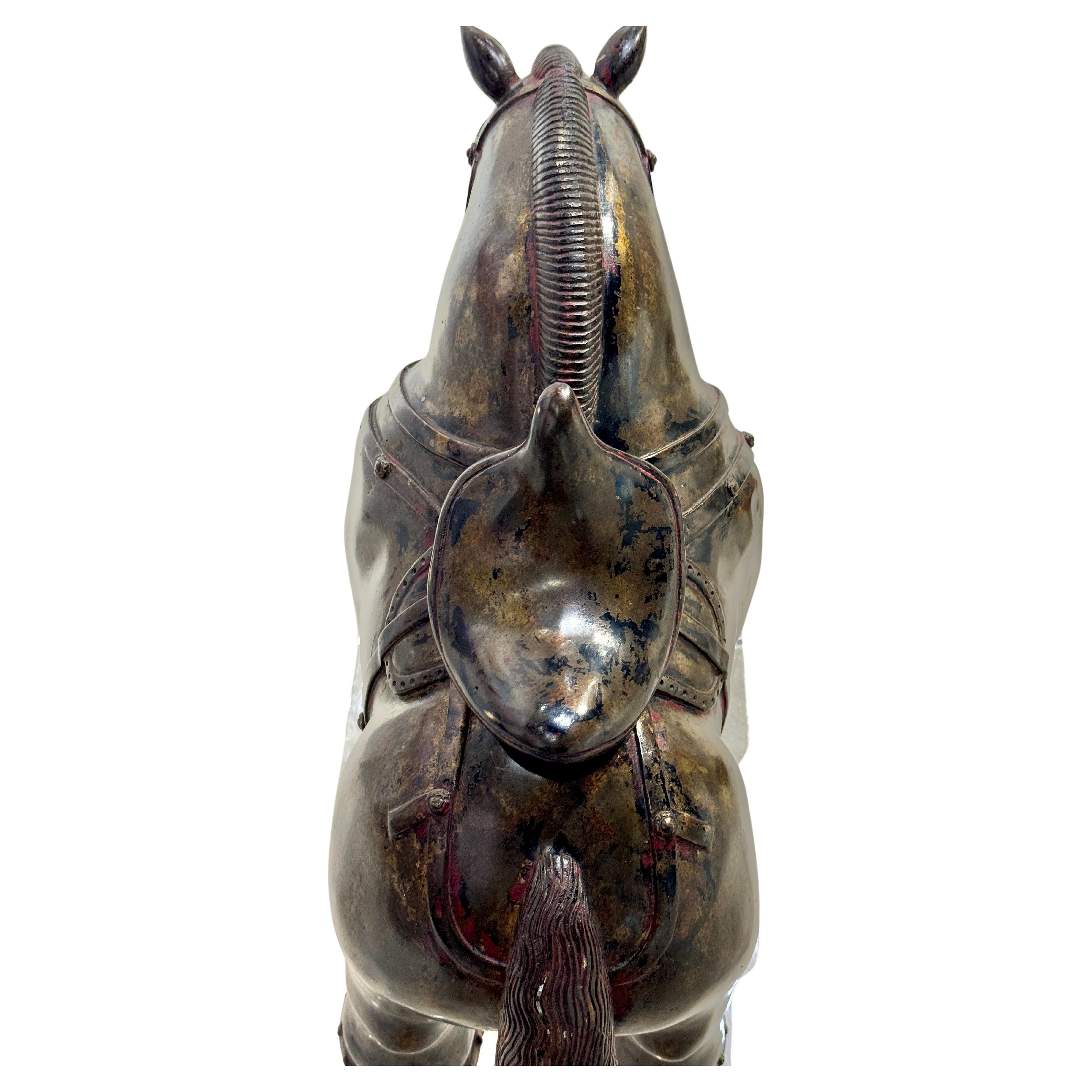 Scultura di cavallo in bronzo in stile Botero 
Grande cavallo decorativo in bronzo con sella rimovibile ispirato allo stile Botero, bronzo patinato di qualità con alcune tracce di vernice rossa e nera. 