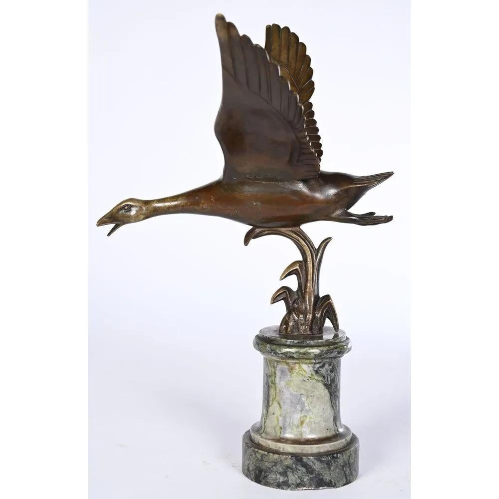 Bronze Art Déco Représentant Une Oie, Les Ailes Déployées – Sculpture von Unknown