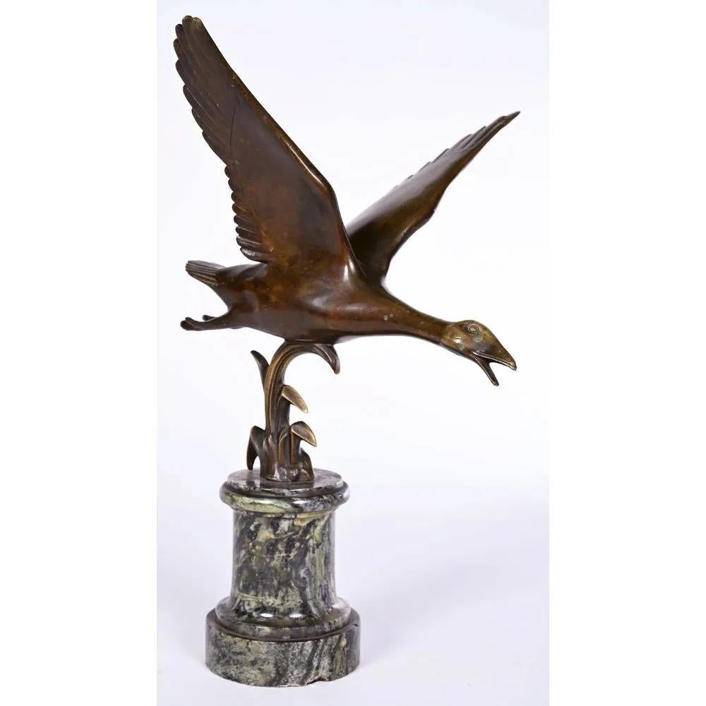 Unknown Figurative Sculpture - Bronze Art Déco Représentant Une Oie, Les Ailes Déployées