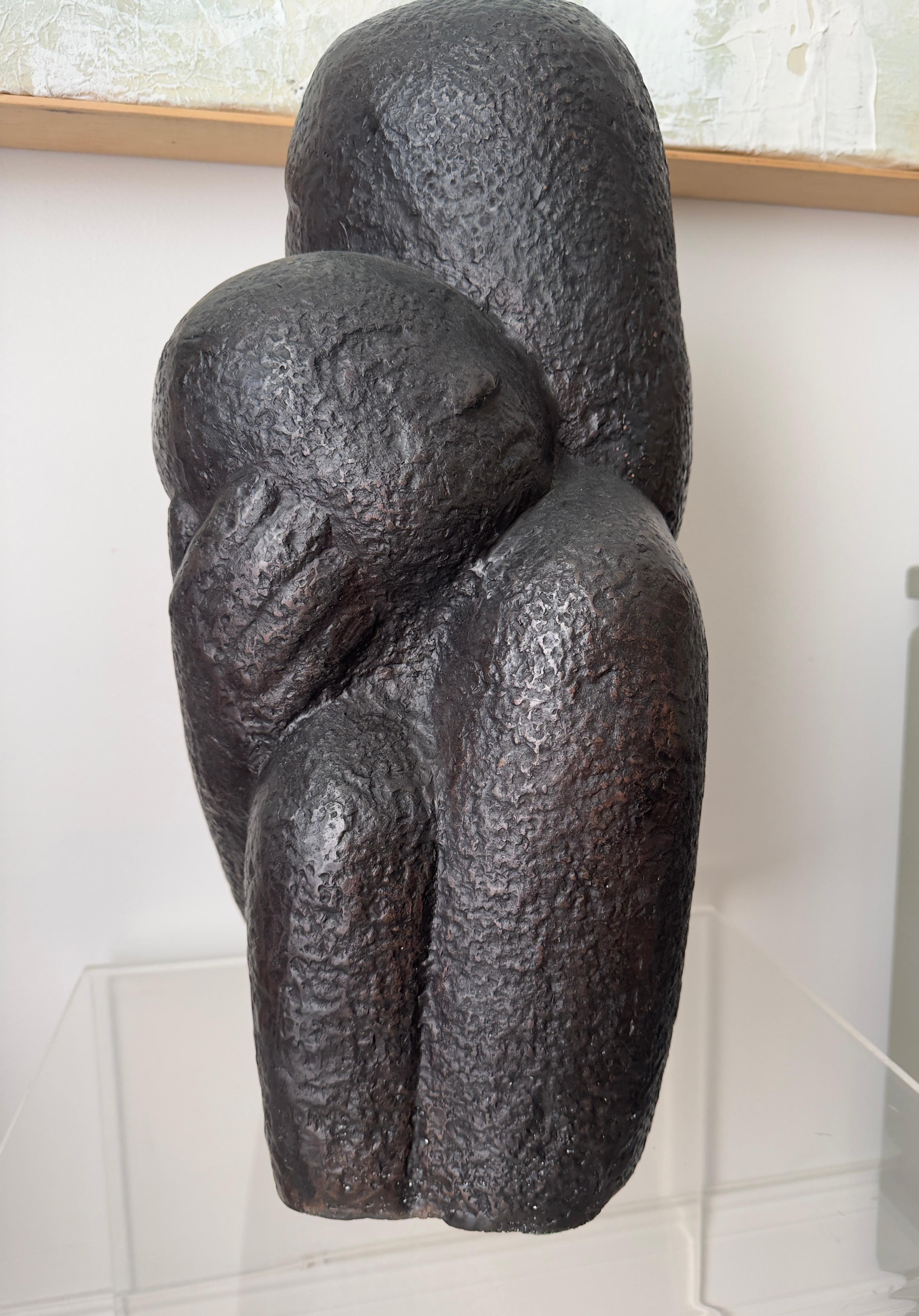 Biomorphe Skulptur Frau mit Kind, signiert PJ, Auflage 8/12 im Angebot 3