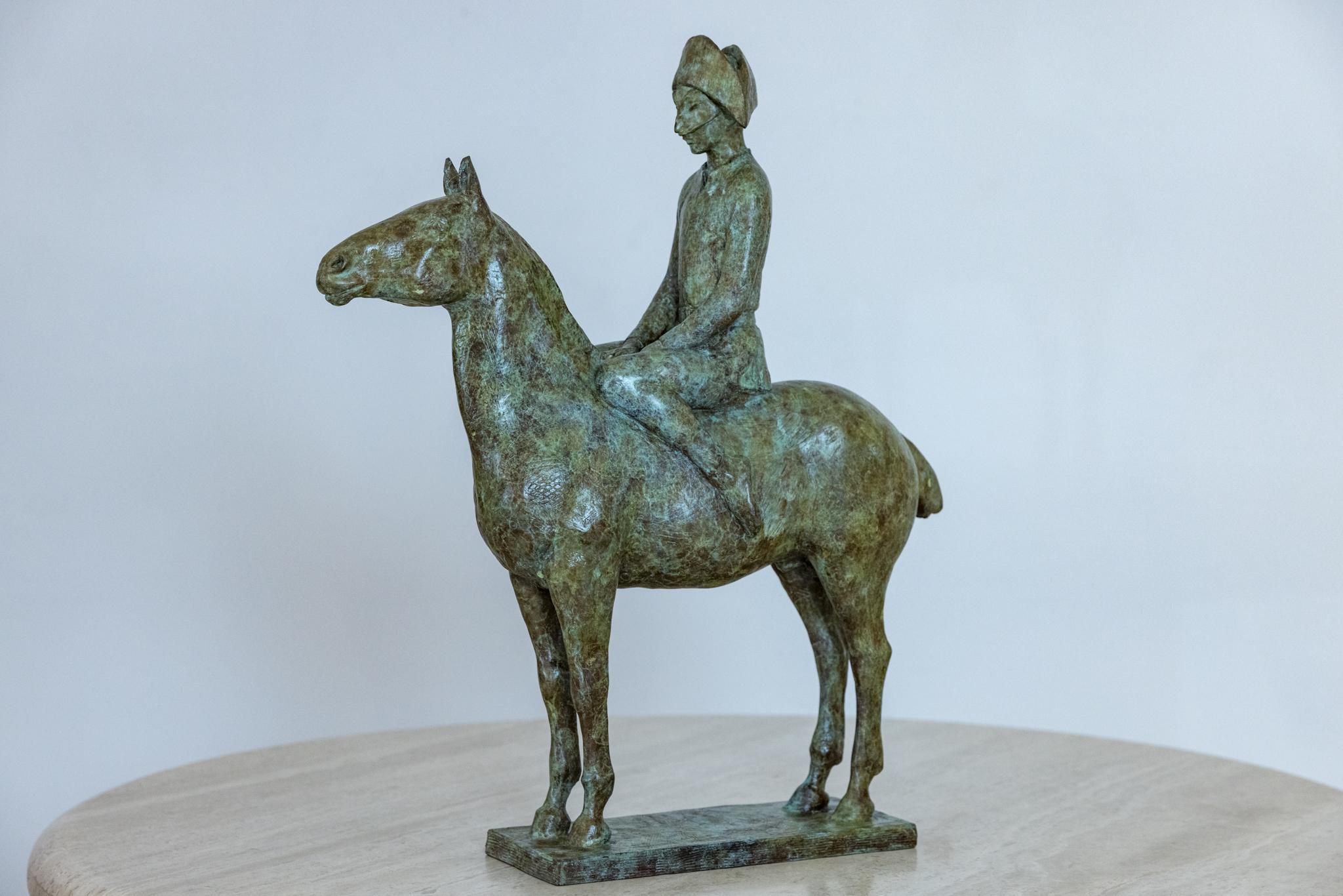 Il s'agit d'une étonnante sculpture en bronze représentant un personnage masqué ressemblant à un arlequin sur un cheval. Le cheval majestueux se dresse fièrement avec le cavalier assis bien droit et prêt à s'élancer.  L'application légère de la