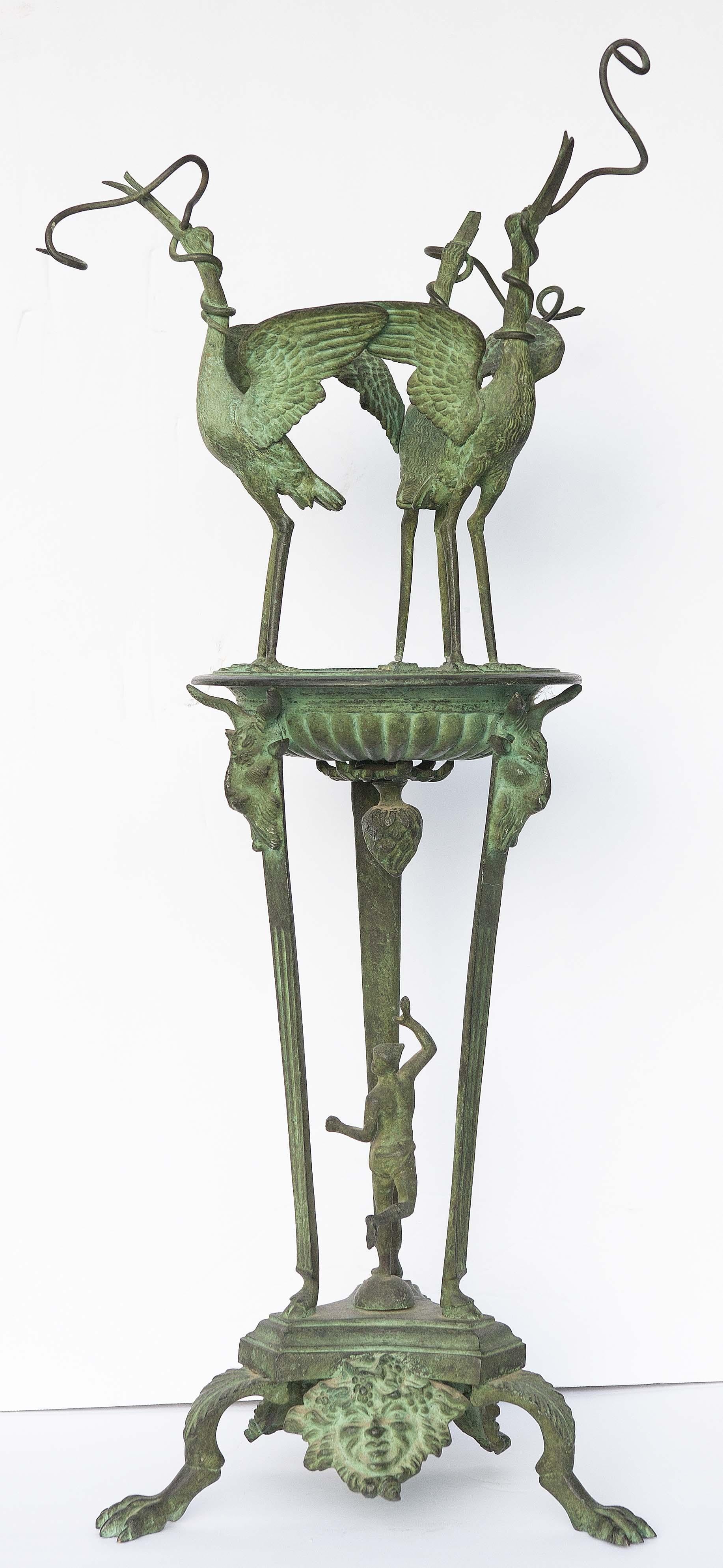 Lampe à huile romaine en bronze vert-de-gris. Grues volantes avec Mercure en marche. D'après l'original trouvé à Pompéi. Ce site  Le socle de la lampe devait à l'origine comporter de petites lampes à huile suspendues au bec de la grue.  Grand tour