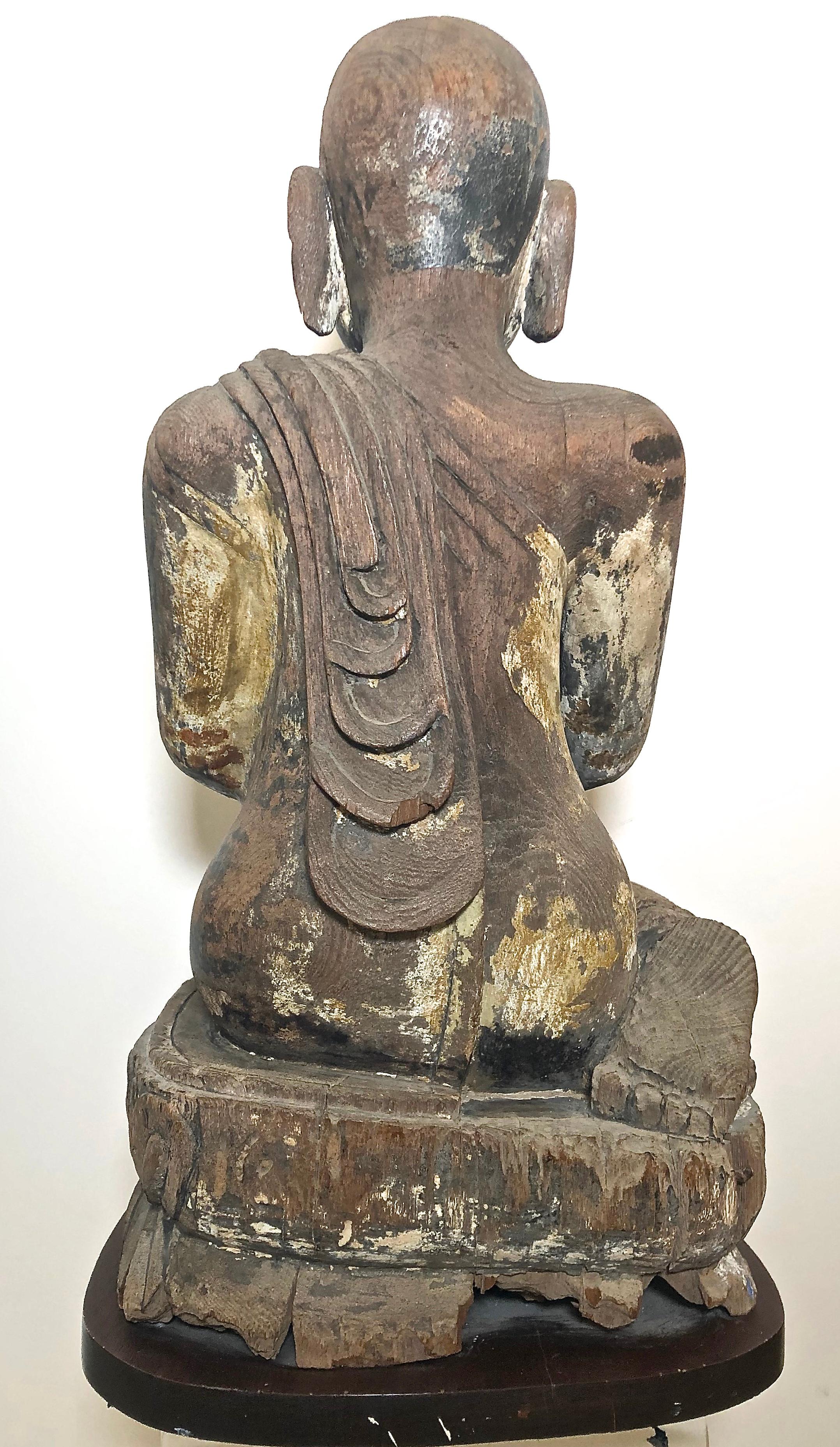 Sculpture asiatique ancienne en bois de moine bouddhiste - Marron Figurative Sculpture par Unknown