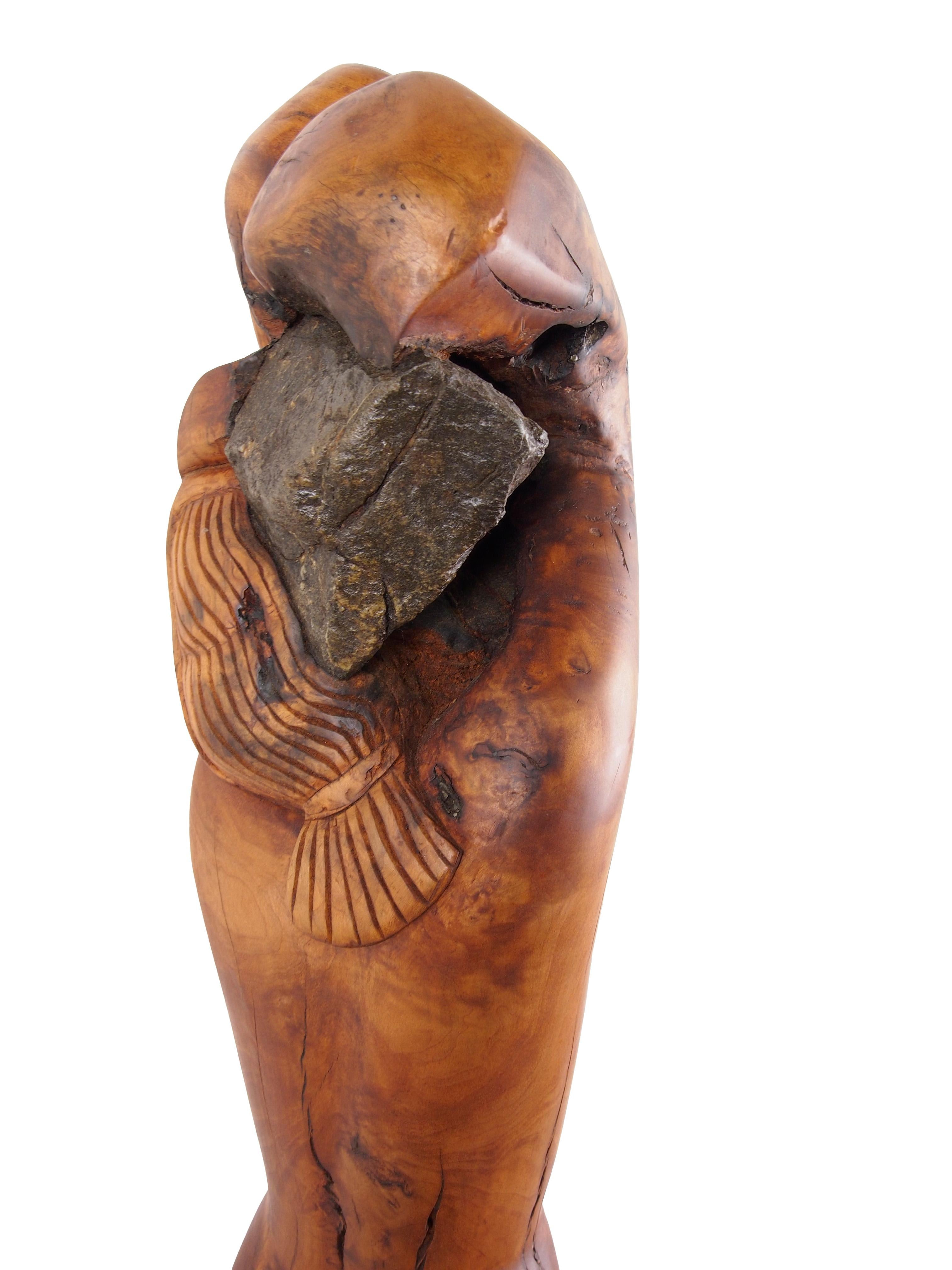 Escultura de arce torneado Mujer desnuda con los brazos sobre la cabeza y piedra - Figurative Sculpture Marrón de Unknown