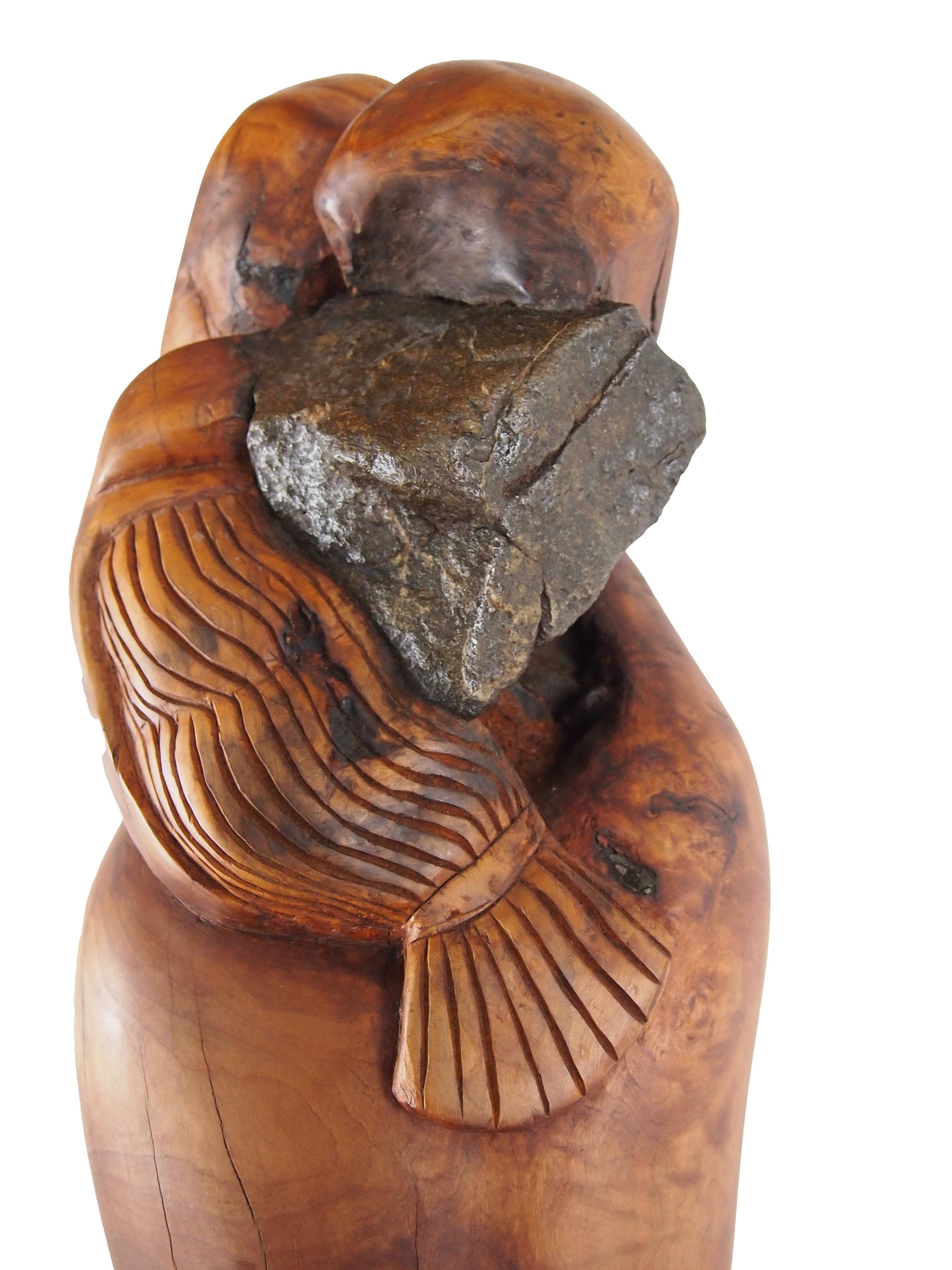 Escultura de arce torneado Mujer desnuda con los brazos sobre la cabeza y piedra en venta 1