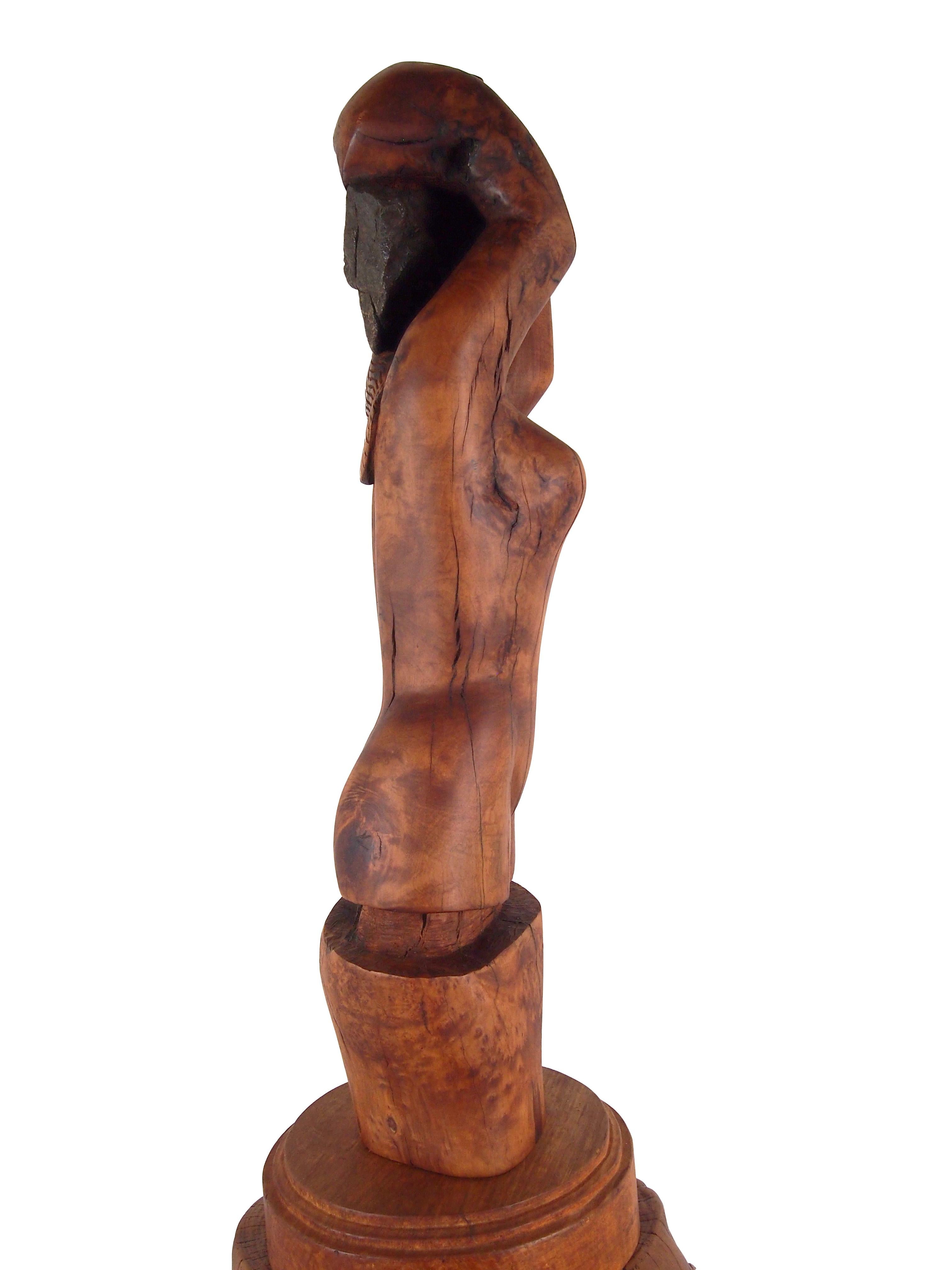 Escultura de arce torneado Mujer desnuda con los brazos sobre la cabeza y piedra en venta 2