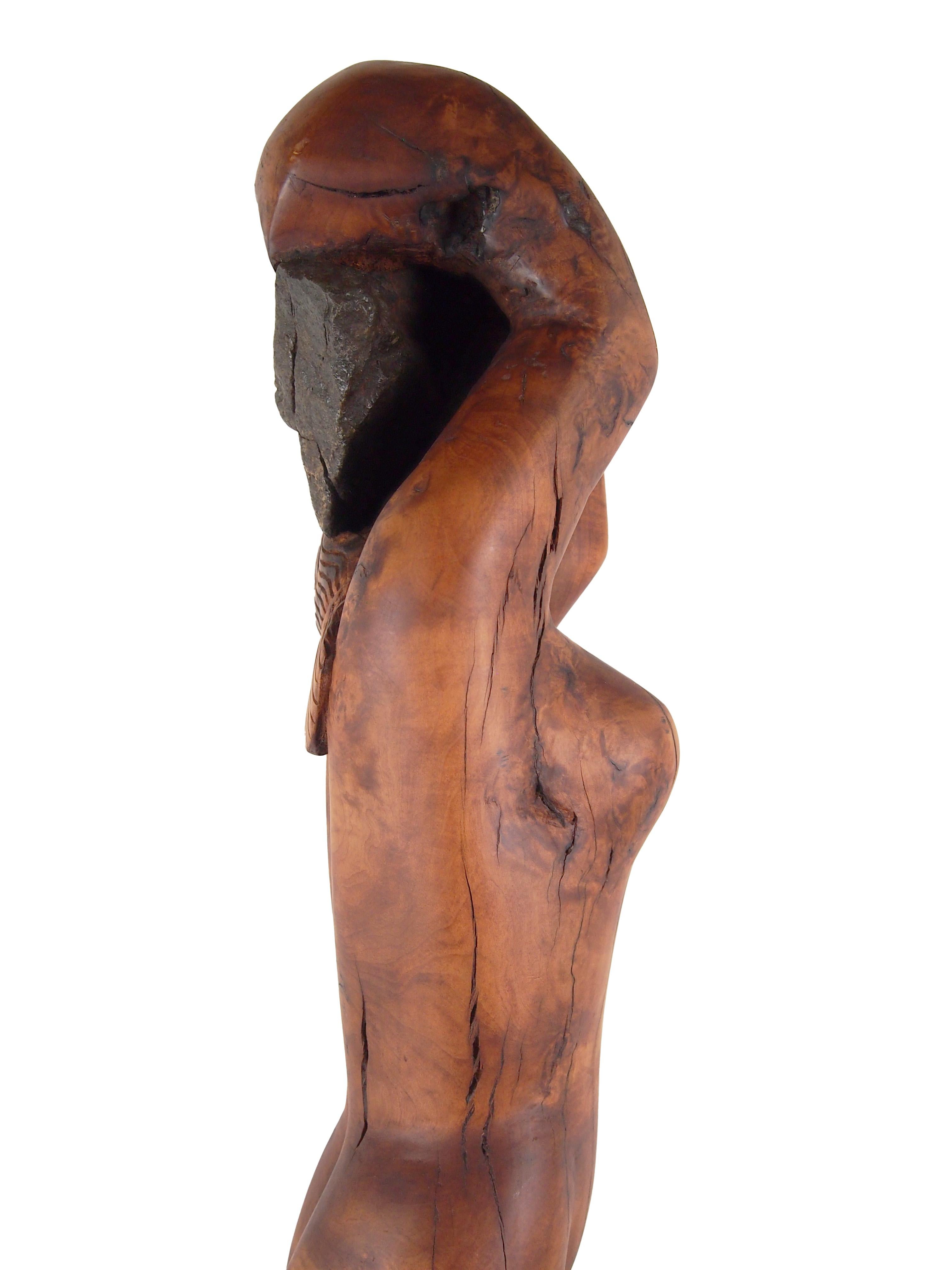 Escultura de arce torneado Mujer desnuda con los brazos sobre la cabeza y piedra en venta 3