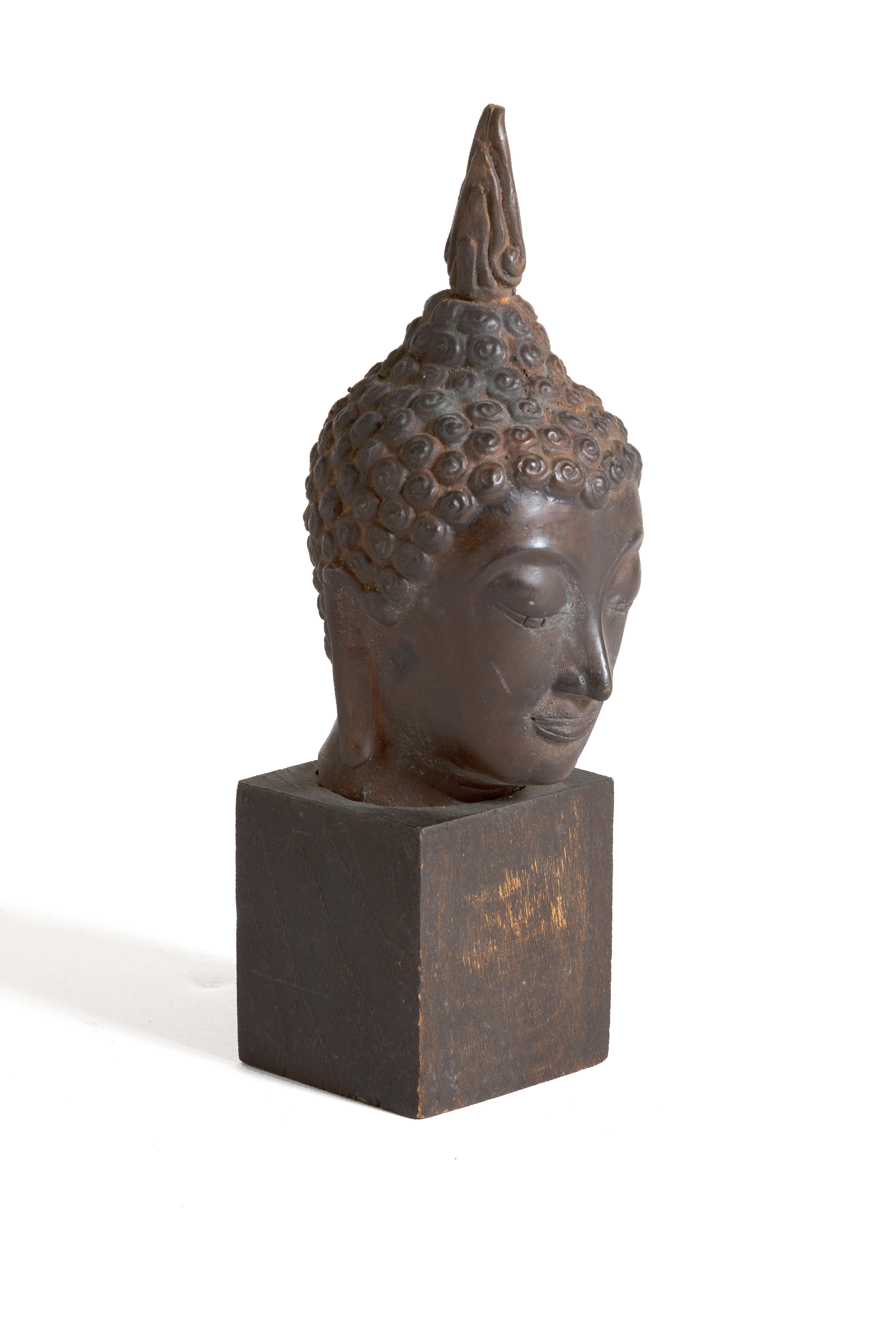 Burma, thailändischer Bronzekopf eines Buddha (Original) – Sculpture von Unknown