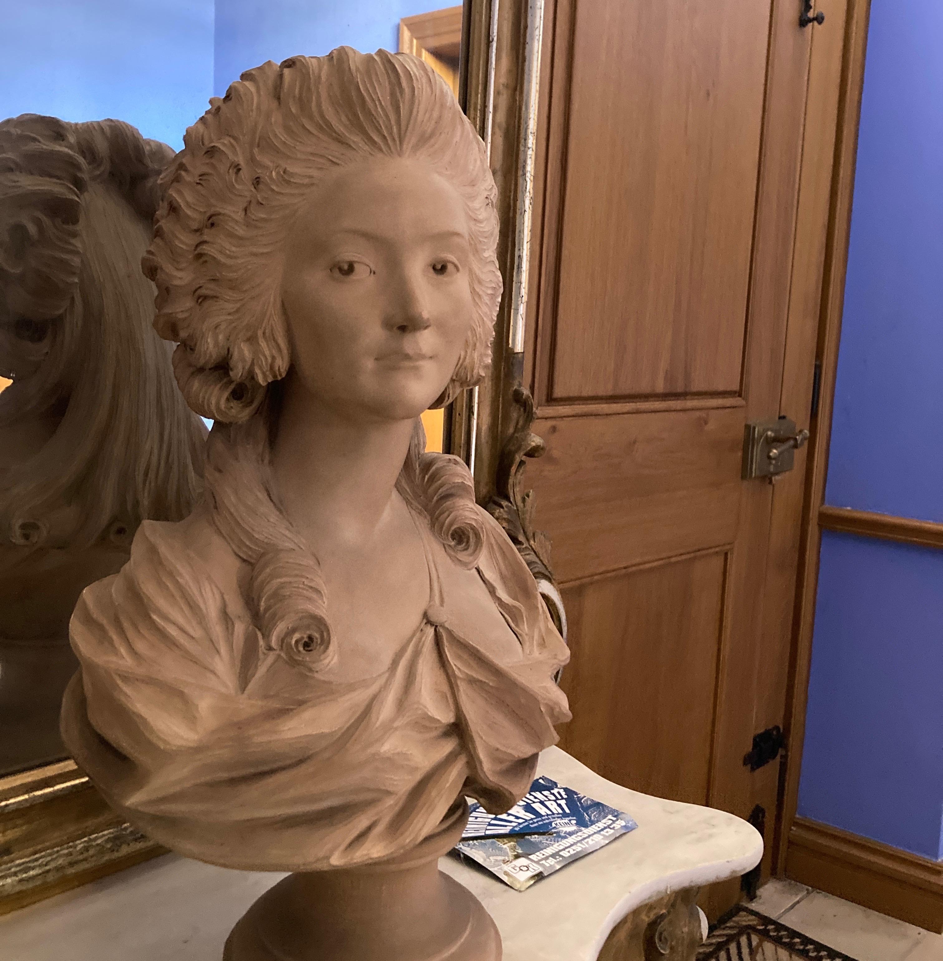 Buste d'une dame, Madame Comtesse Du Barry, École d'antiquités française - Sculpture de Unknown