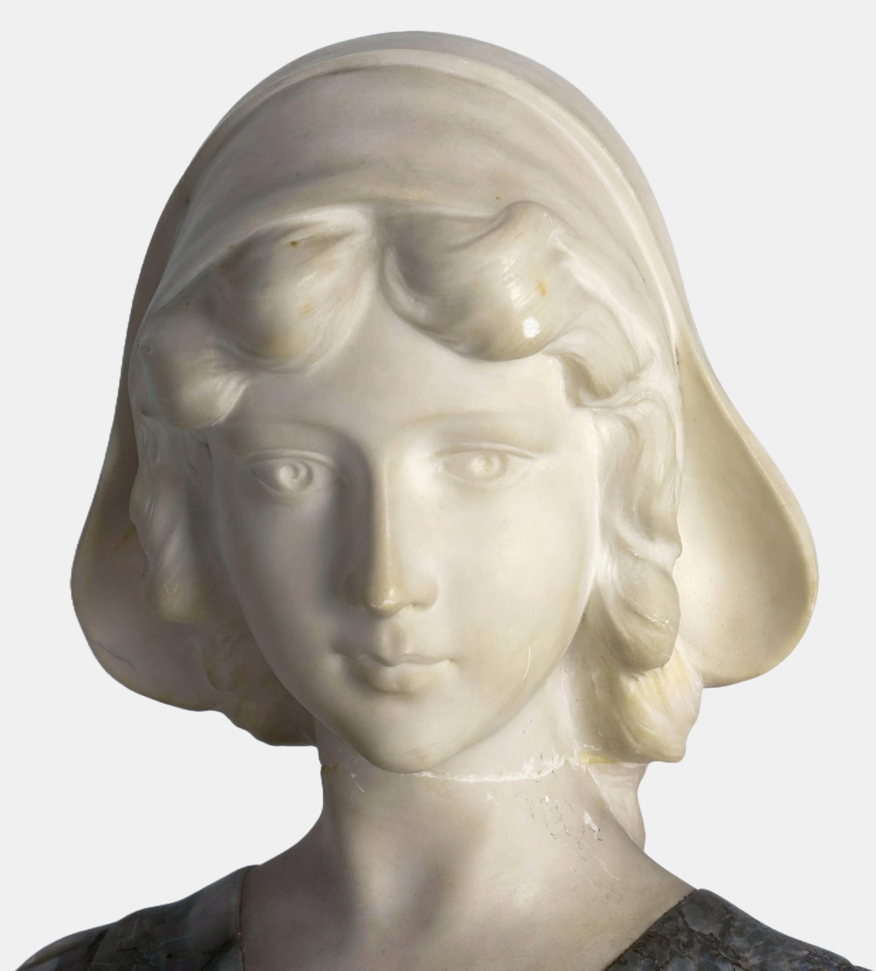Anonyme, Buste de jeune femme, C.C. 1900, marbre artificiel et marbre gris onyx. 37 cm (hauteur) x 37 cm (largeur) x 22 cm (profondeur), poids 17,2 kg. Signé 