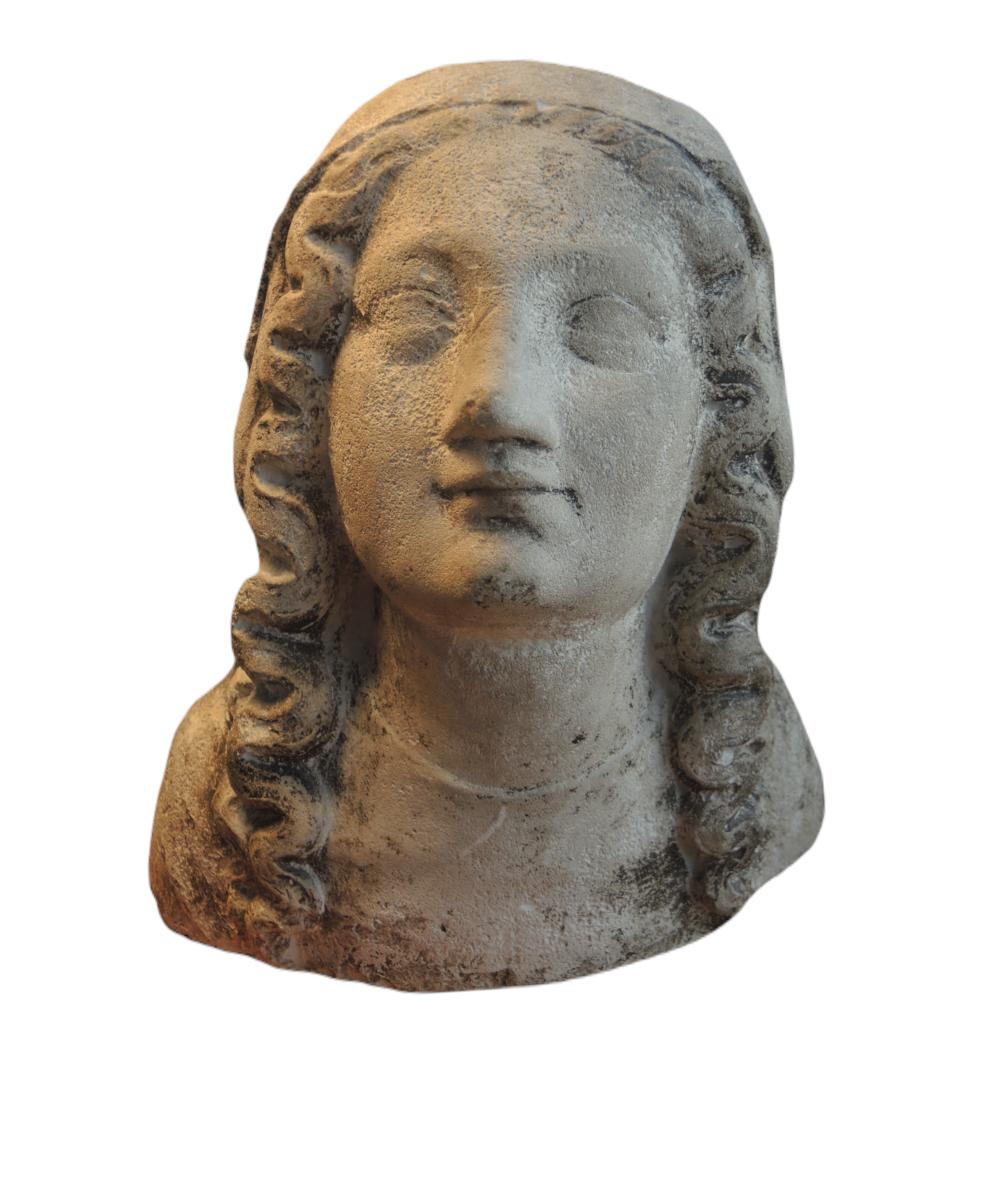 Buste de Vierge gothique. Lorraine, France, 14e siècle - Sculpture de Unknown