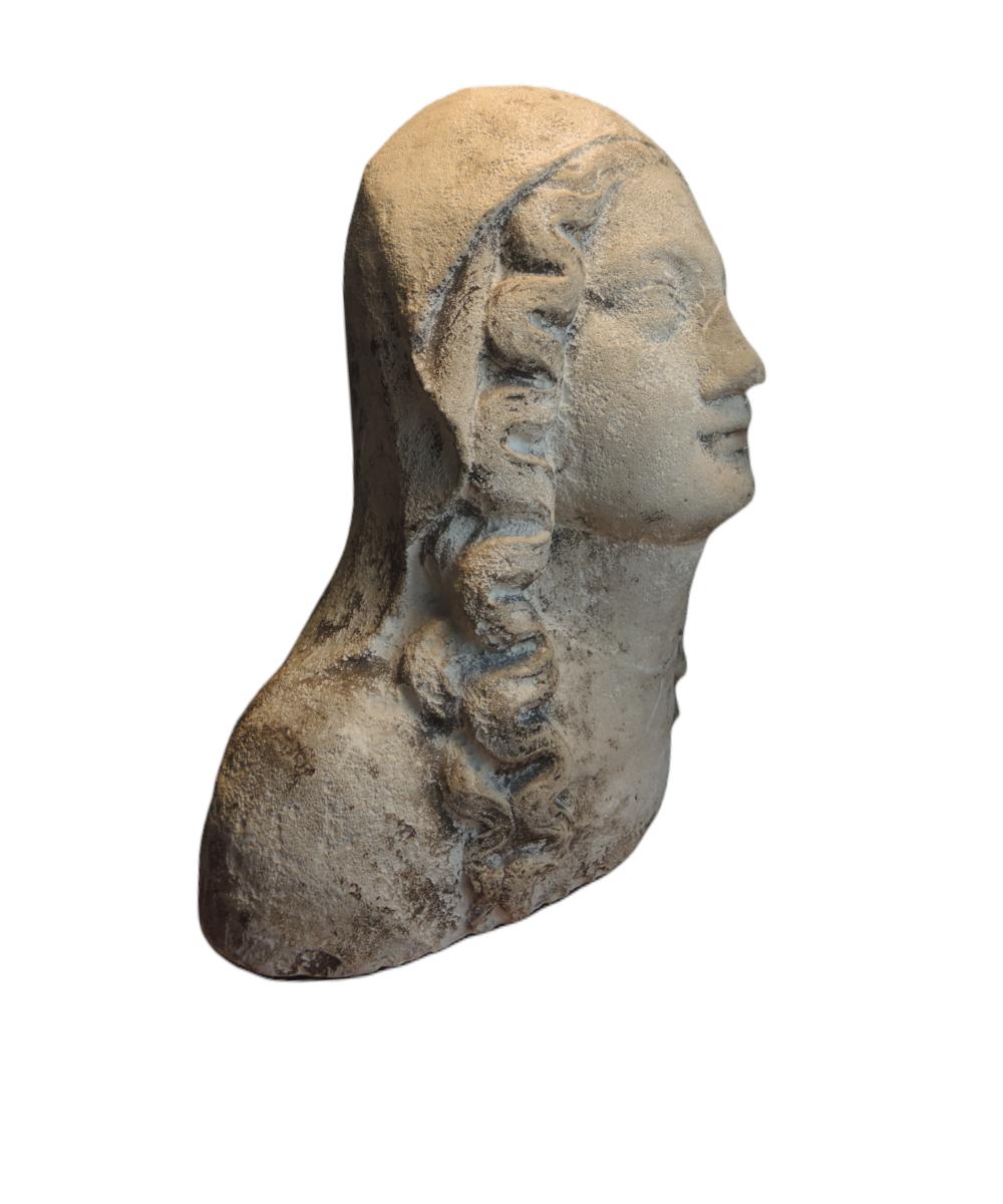 Buste de Vierge gothique. Lorraine, France, 14e siècle - Médiéval Sculpture par Unknown