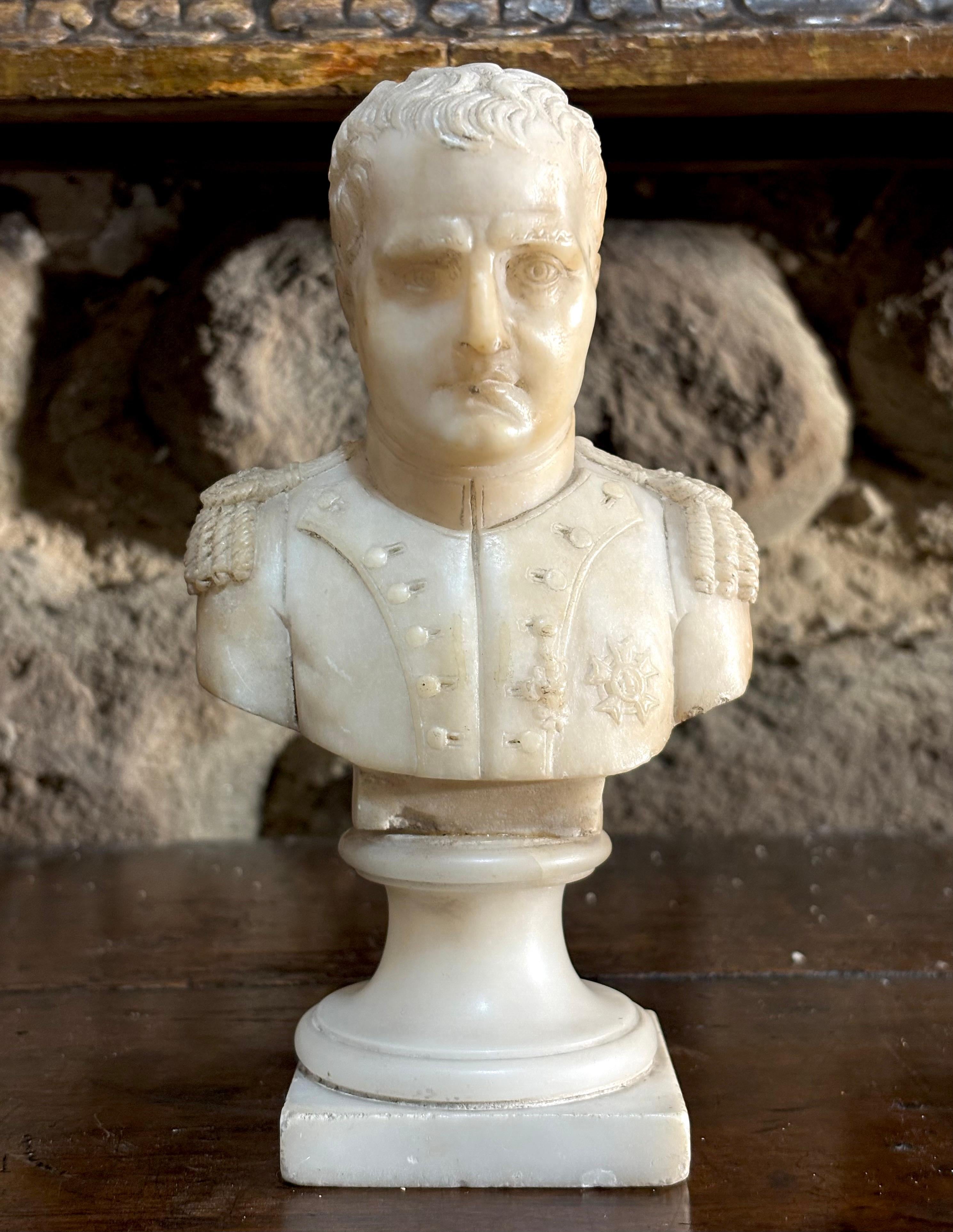 Busto dell'imperatore Napoleone I in Alabastro XIX secolo datato 1821 - Sculpture di Unknown