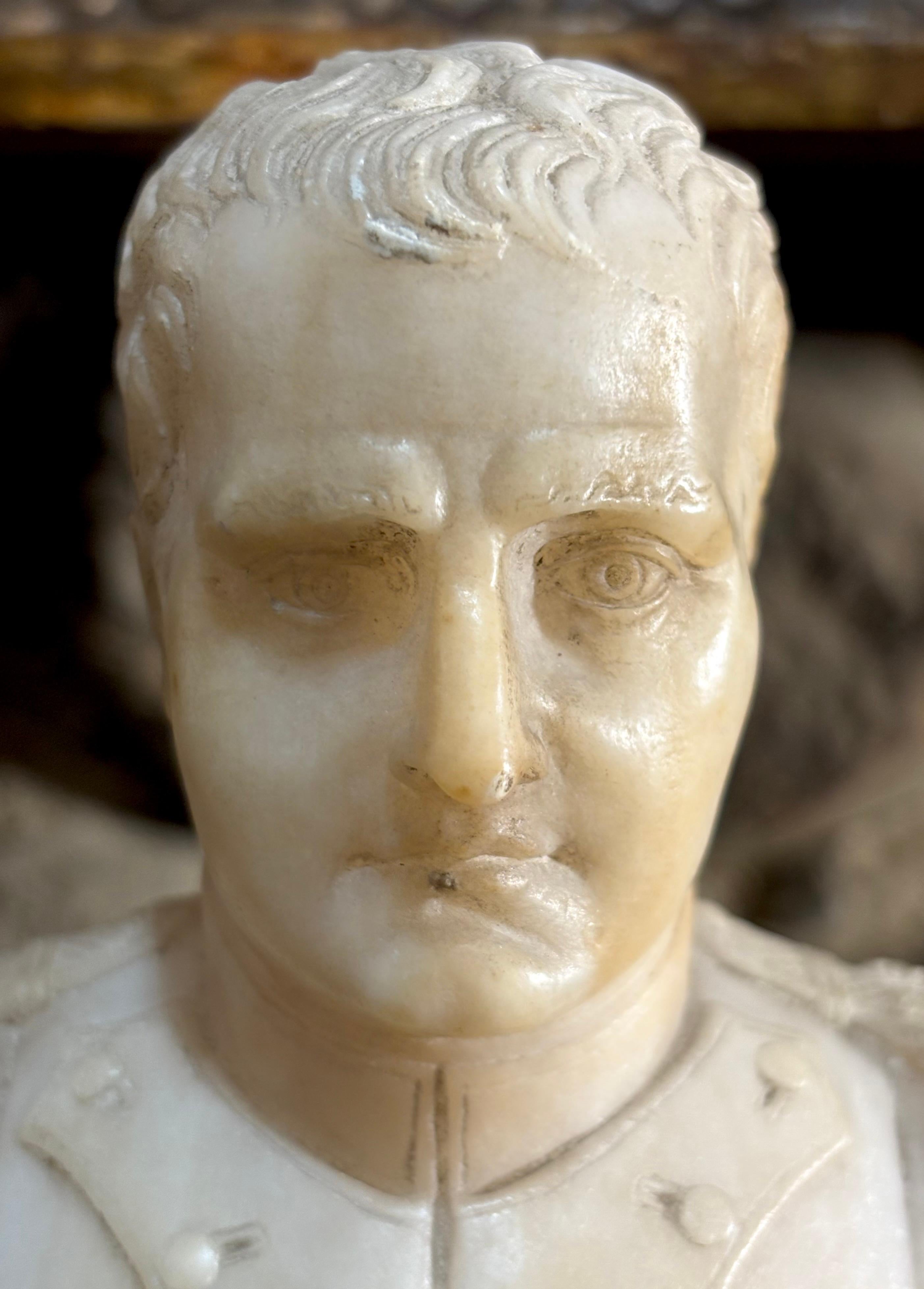 Busto dell'imperatore Napoleone I in Alabastro XIX secolo datato 1821 - Figurative Sculpture Nero di Unknown