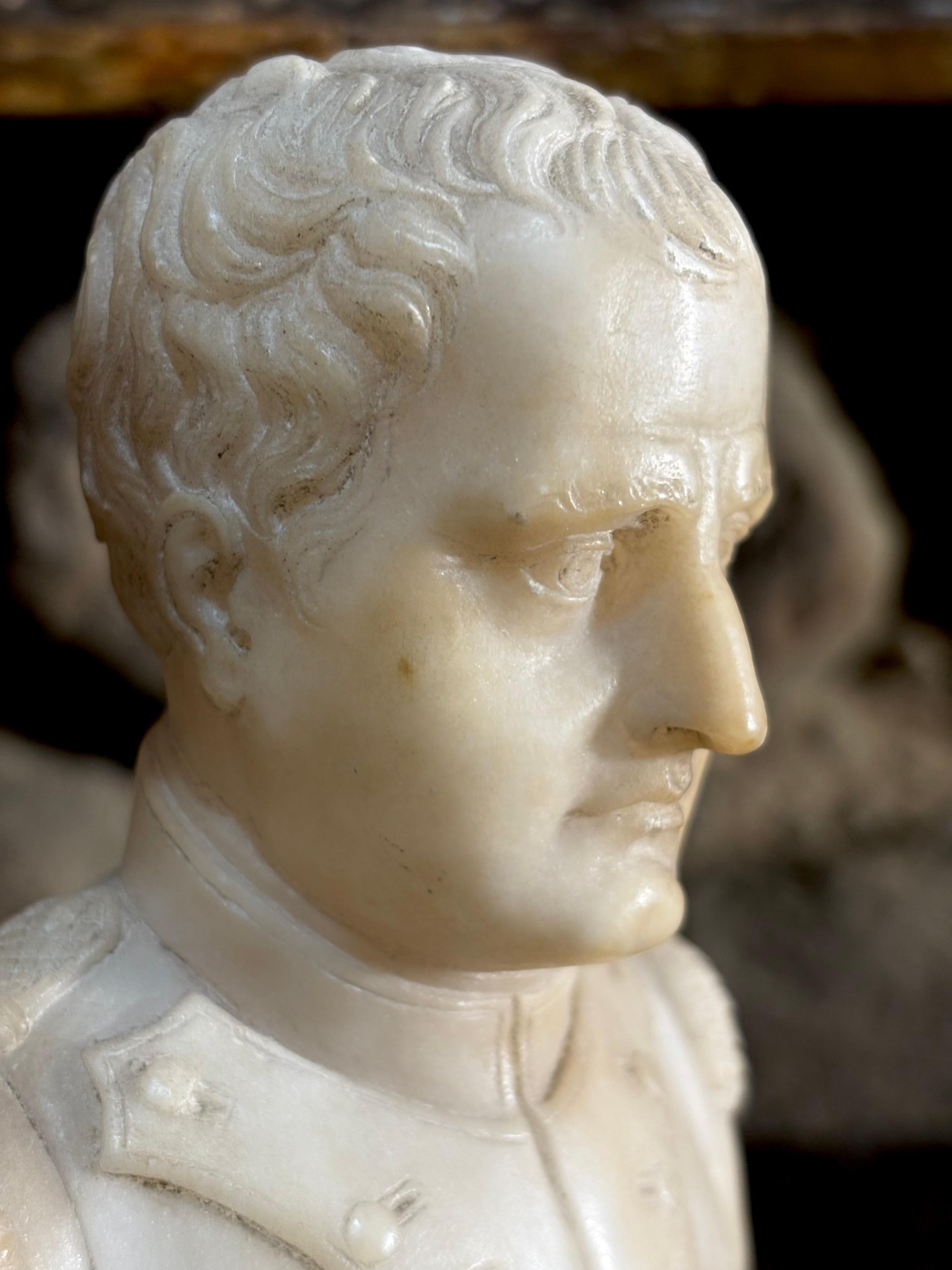 Piccolo busto da scrivania raffigurante l'imperatore Napoleone I in uniforme militare. Il busto è datato 1821, una data che coincide con la morte dell'imperatore.
Nonostante le dimensioni il busto è stato eseguito con grande raffinatezza e minuzia