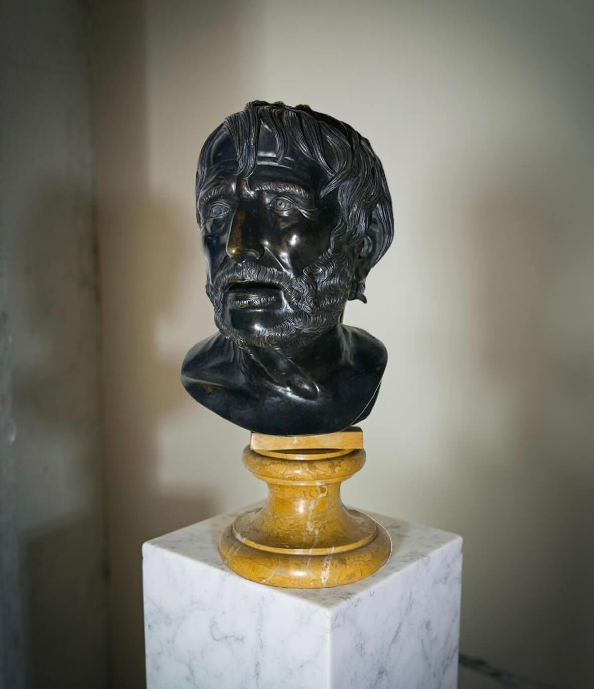 Busto in bronzo a patina bruna raffigurante lo pseudo-Seneca, Italia, inizi 19 secolo.

Lo Pseudo-Seneca è un busto romano in bronzo della fine del I secolo a.C.. scoperto nel 1754 nella Villa dei Papiri di Ercolano e conservato presso il Museo