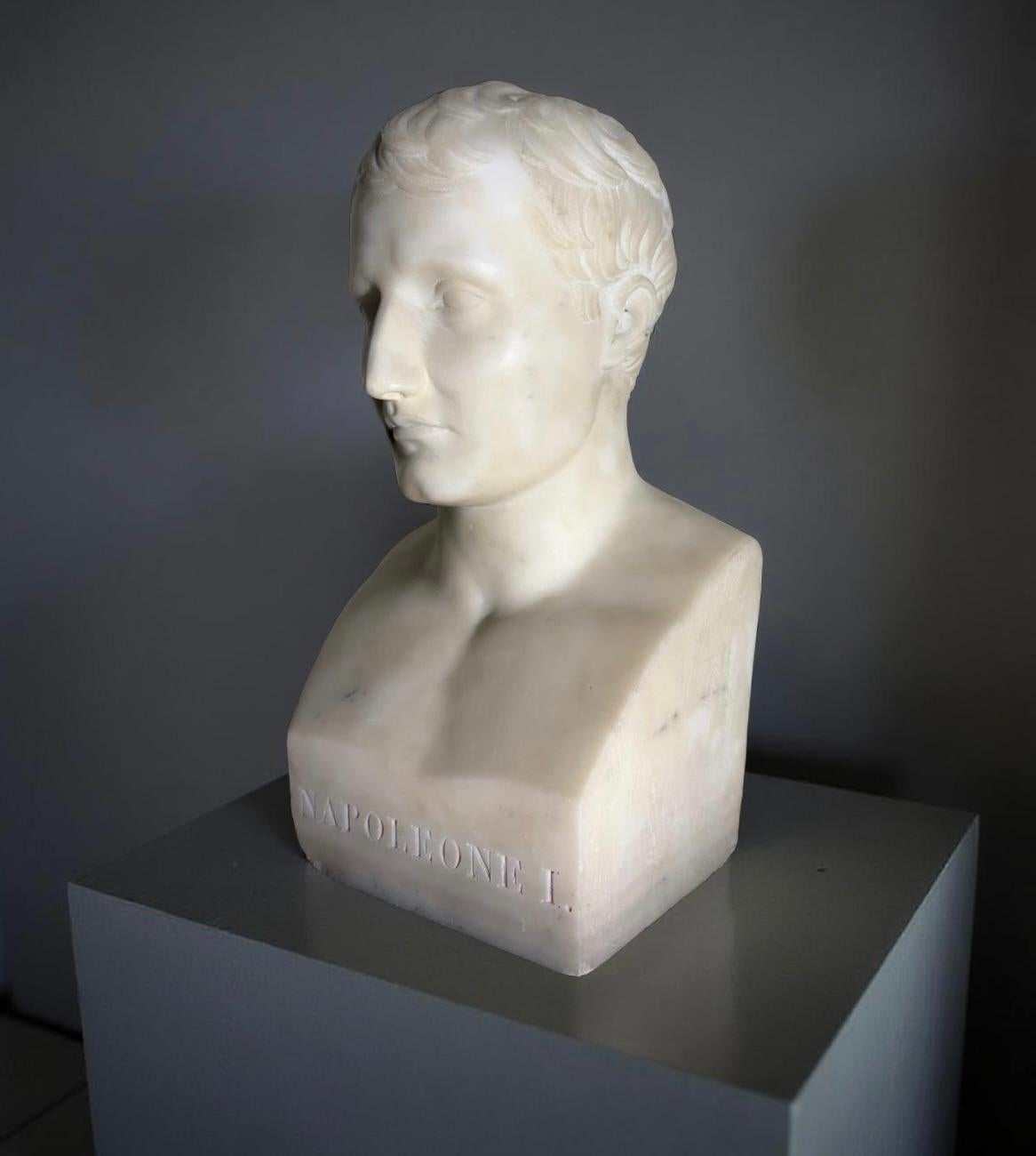 Busto in Marmo dell'imperatore Napoleone I in Erma epoca XIX secolo - Figurative Sculpture Black di Unknown