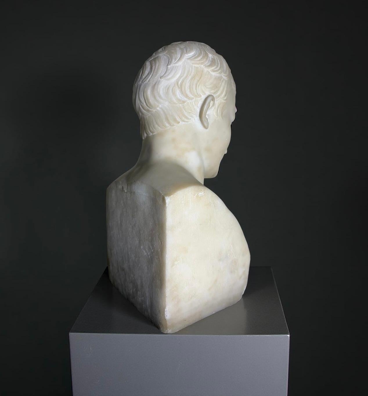 Busto in marmo dell'imperatore Napoleone I, raffigurato in erma come dal modello di Antoine-Denis CHAUDET (1763-1810), epoca 19 secolo.  
Chaudet ha rappresentato l’imperatore come un’erma antica firmando l’opera al di sotto dell’iscrizione