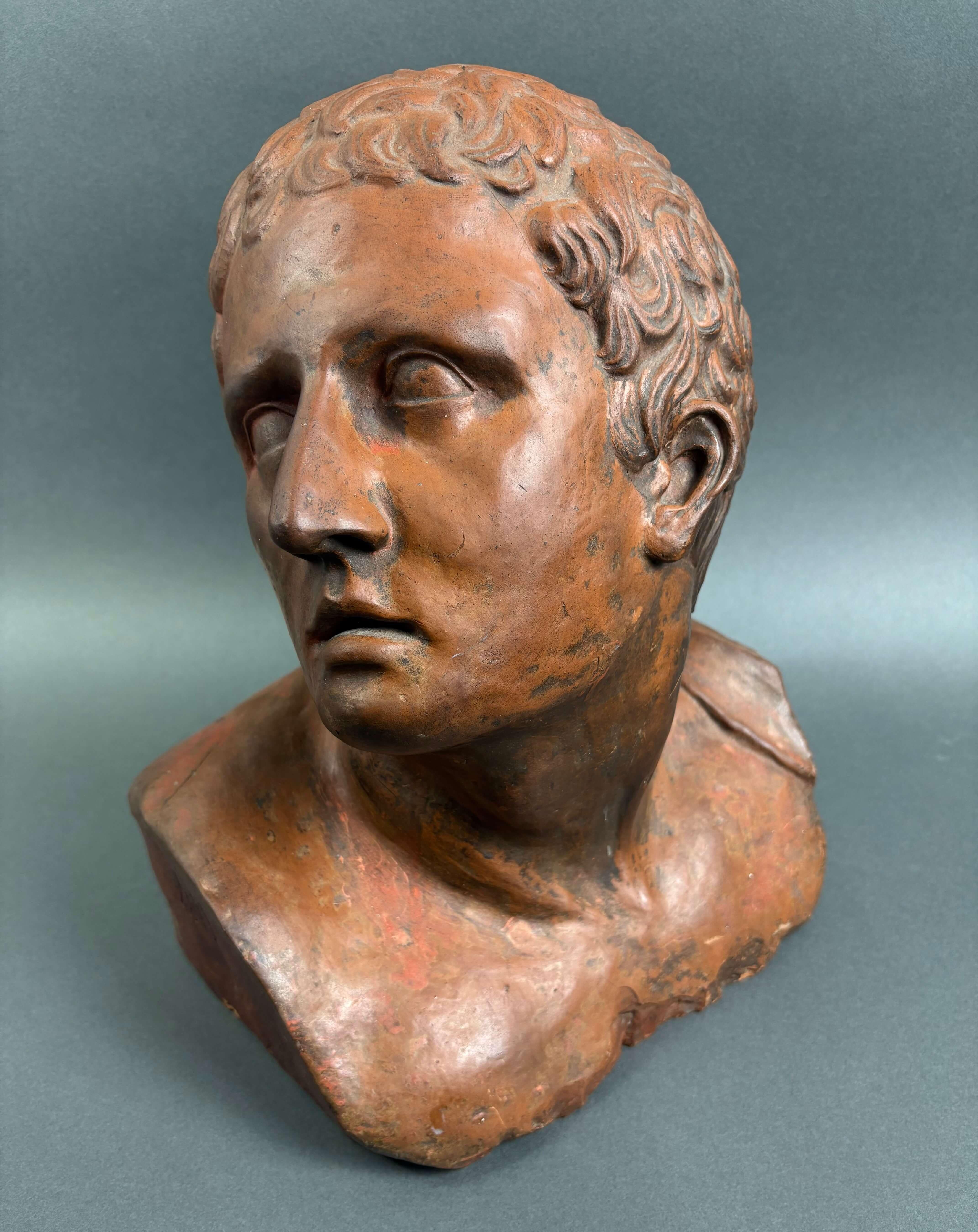 Geformte männliche Terrakottabüste aus dem Neoklassizismus, Italien, zweite Hälfte des 18. Jahrhunderts. AD-Monogramm auf der Schulter.  

Die Büste, die vollständig von Hand modelliert wurde, basiert auf antiken Vorbildern: Sie weist eine starke