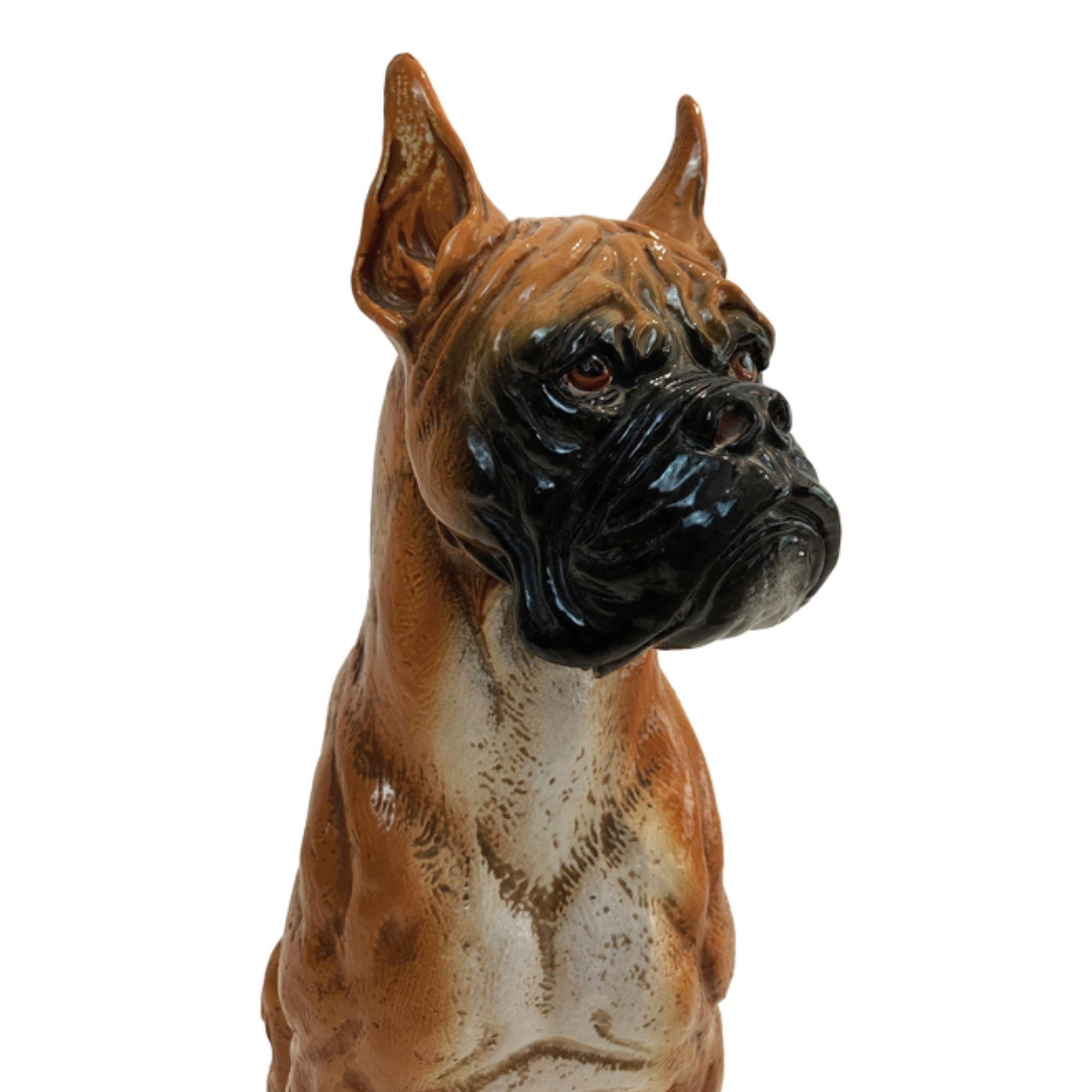 Chien de race Boxer en majolique fabriquée en Toscane, Italie, 1960 - Autres styles artistiques Sculpture par Unknown