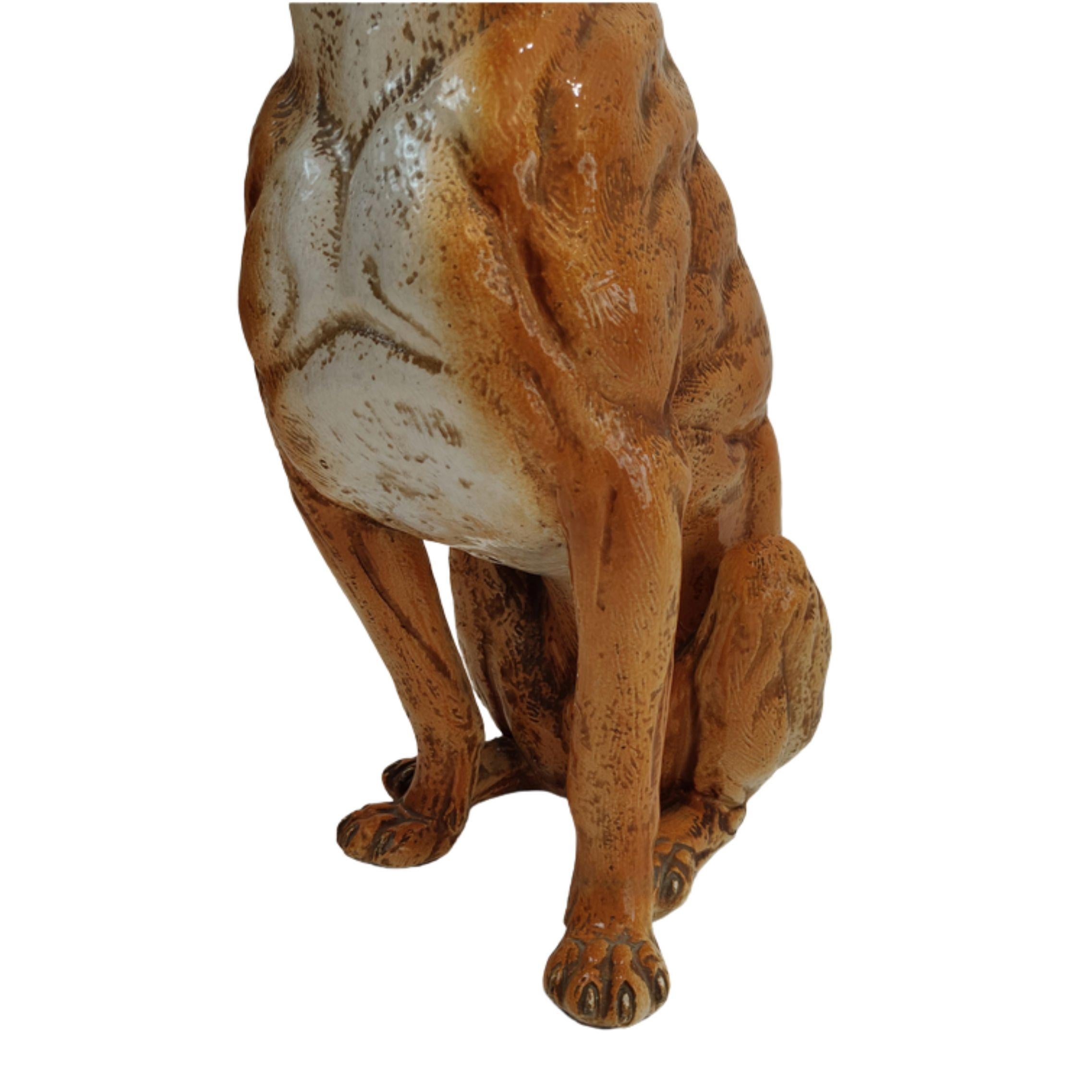 Chien de race Boxer en majolique fabriquée en Toscane, Italie, 1960 - Brown Figurative Sculpture par Unknown
