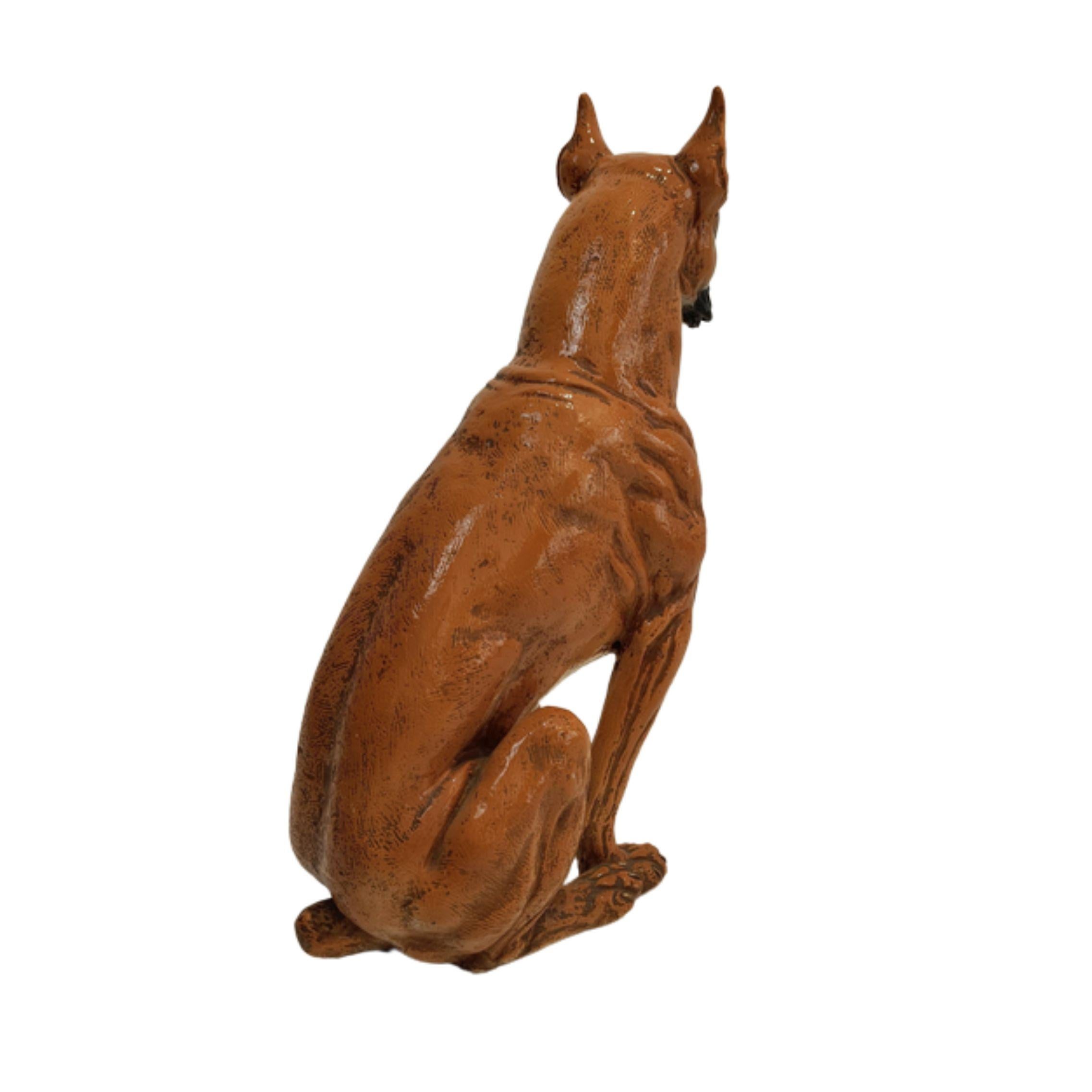 Maiolica représentant un chien de race Boxer, de fabrication toscane, exécutée vers les années 1960. Elle mesure 28x52x78 cm et a été peinte à l'aérographe, enduite, modelée et finie à la main.
 
La majolique est un type de production de poterie