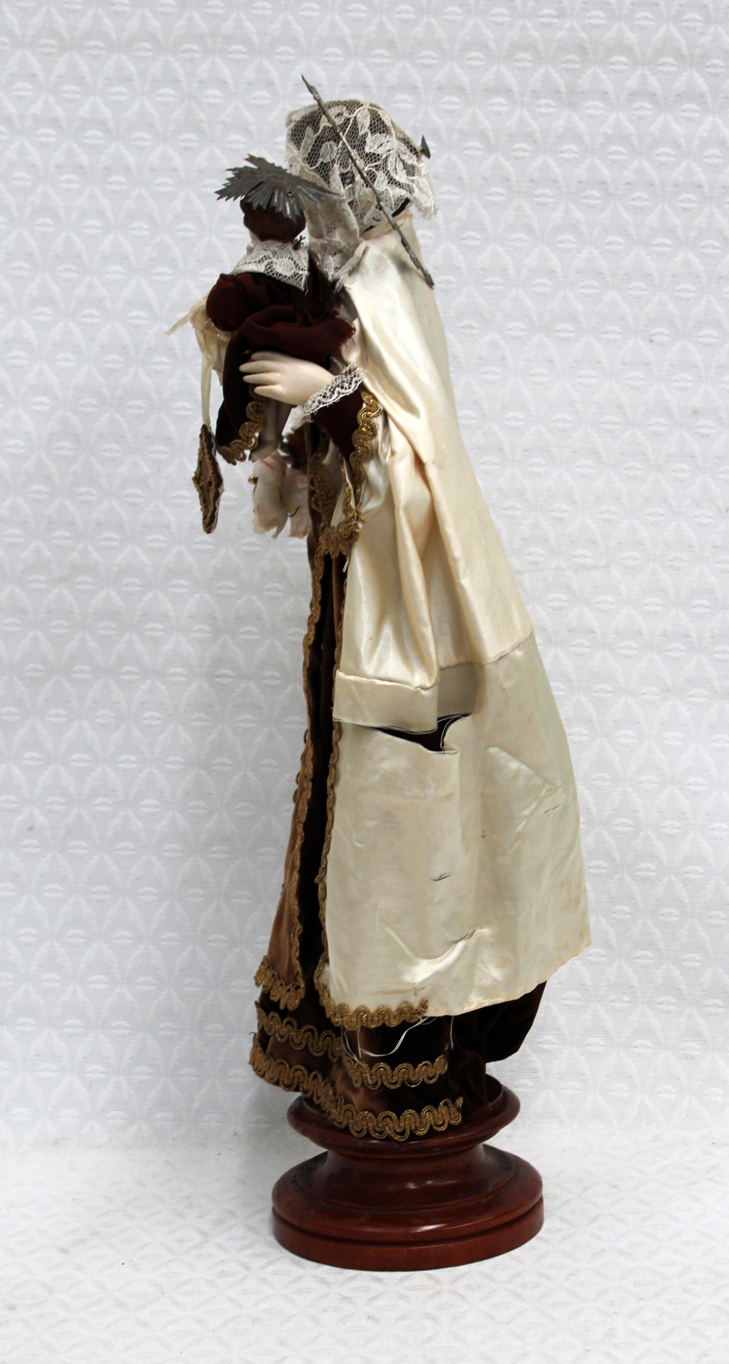 Cap y pota de vestir - Virgen del Carmen con niño - Siglo XIX - Folk Art Sculpture by Unknown