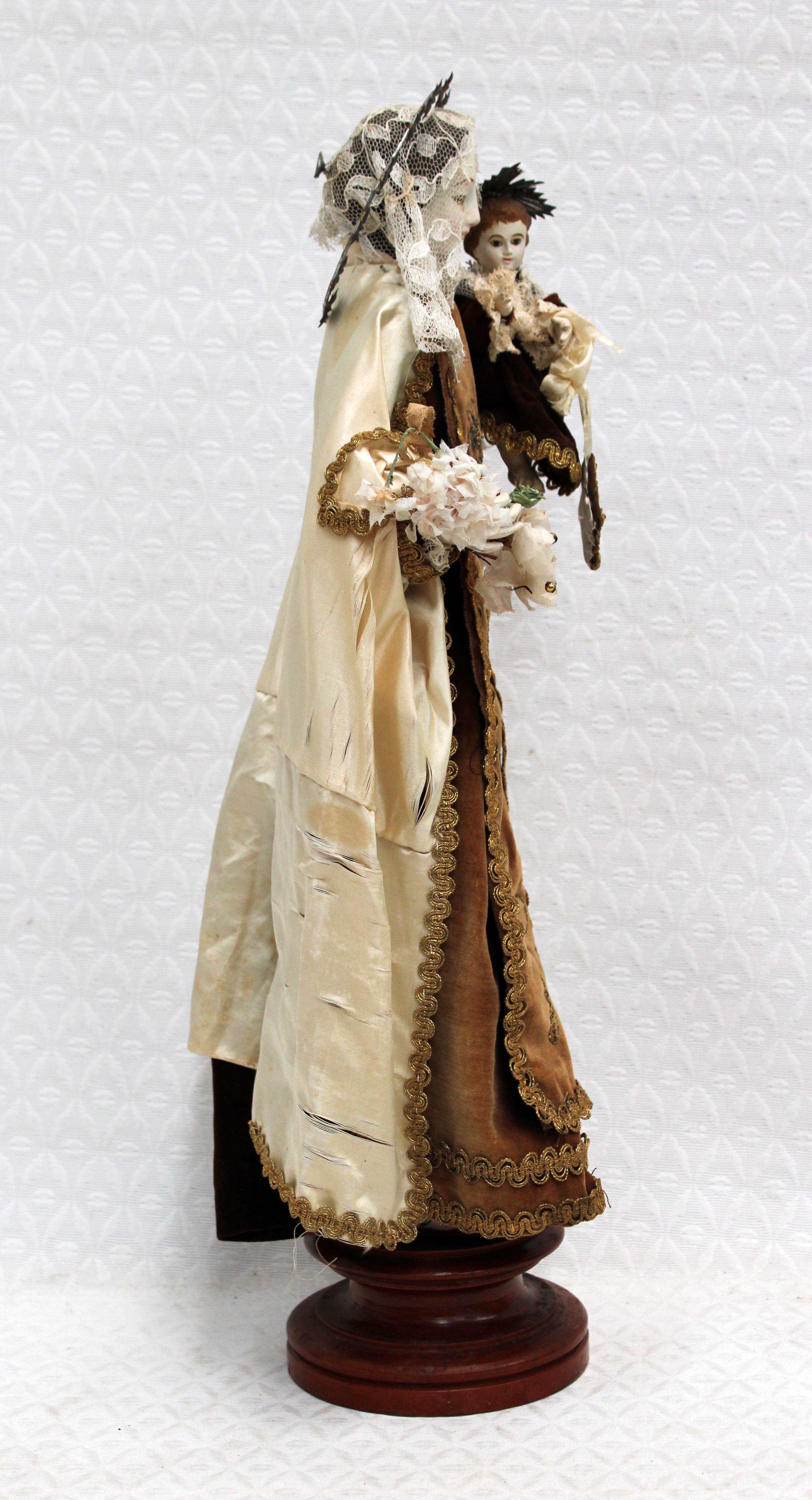 Cap y pota de vestir - Virgen del Carmen con niño - Siglo XIX - Brown Figurative Sculpture by Unknown