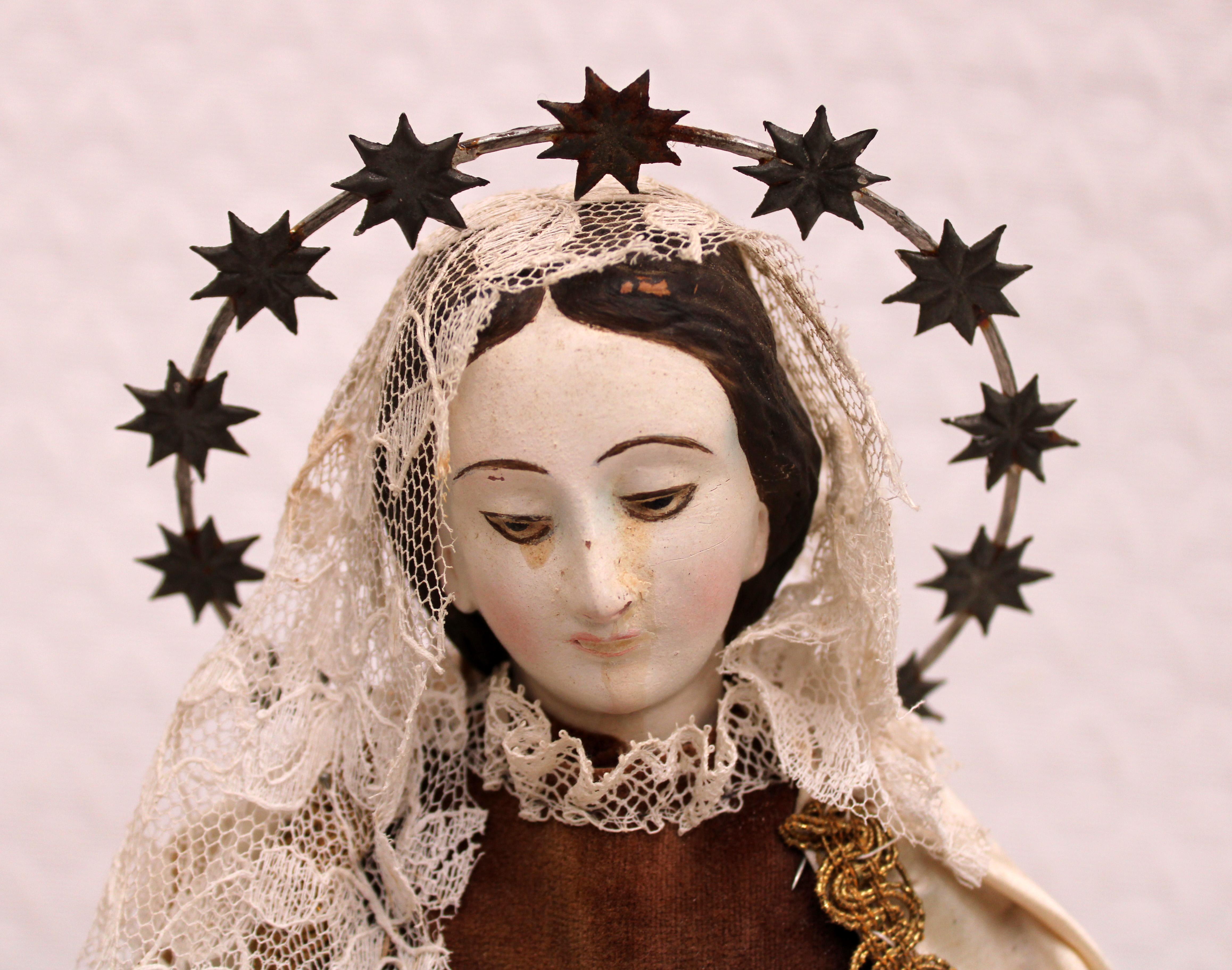 La virgen es de madera y el niño de terracota

Comentar que los ojos de la virgen, son de pasta vitrea

Las coronas de metal (la corona de la virgen está rota y se tendria que pegar)

La vestimenta a juzgar vosotros mismos, presenta faltas y está un