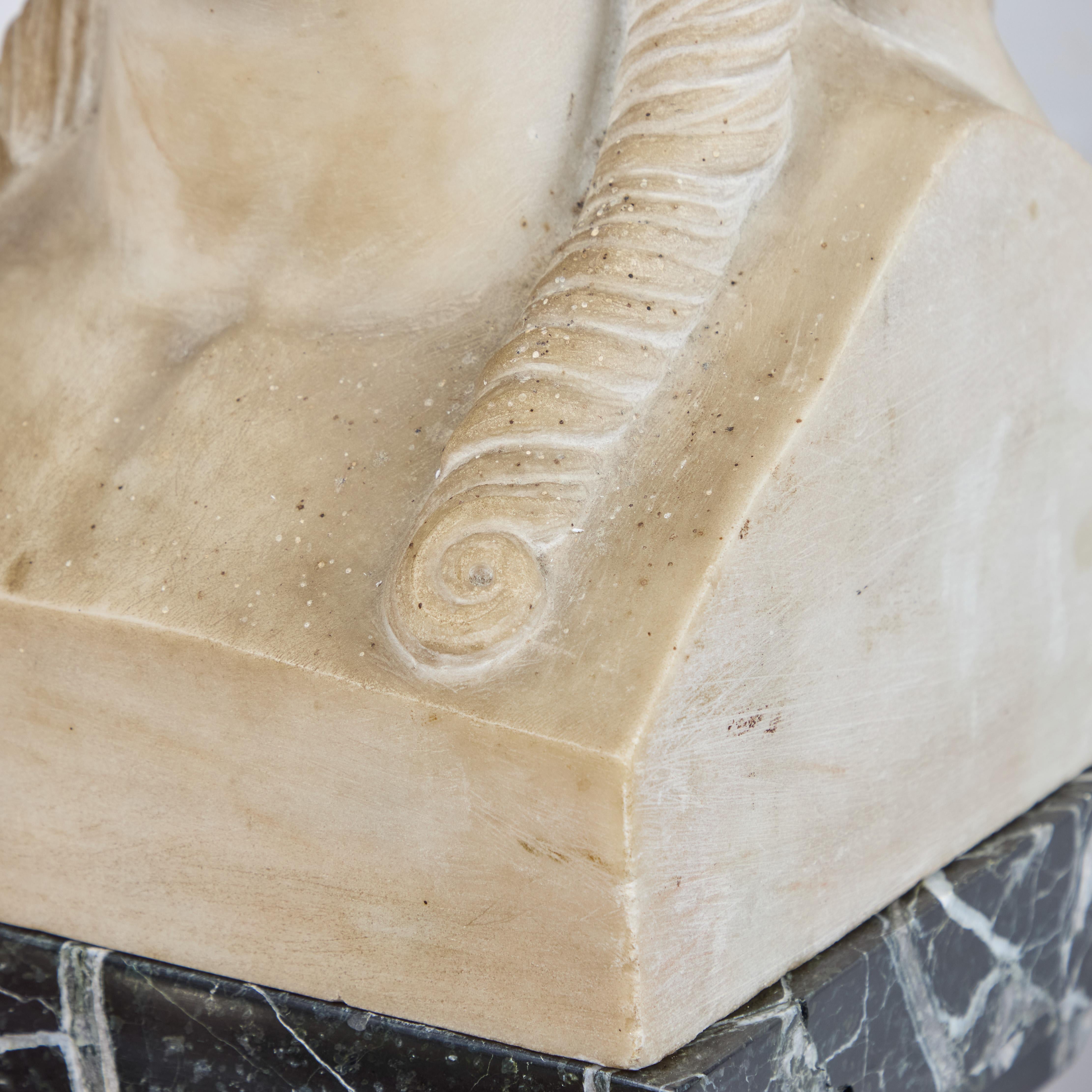 Scultura di Giano doppio in marmo di Carrara in vendita 3
