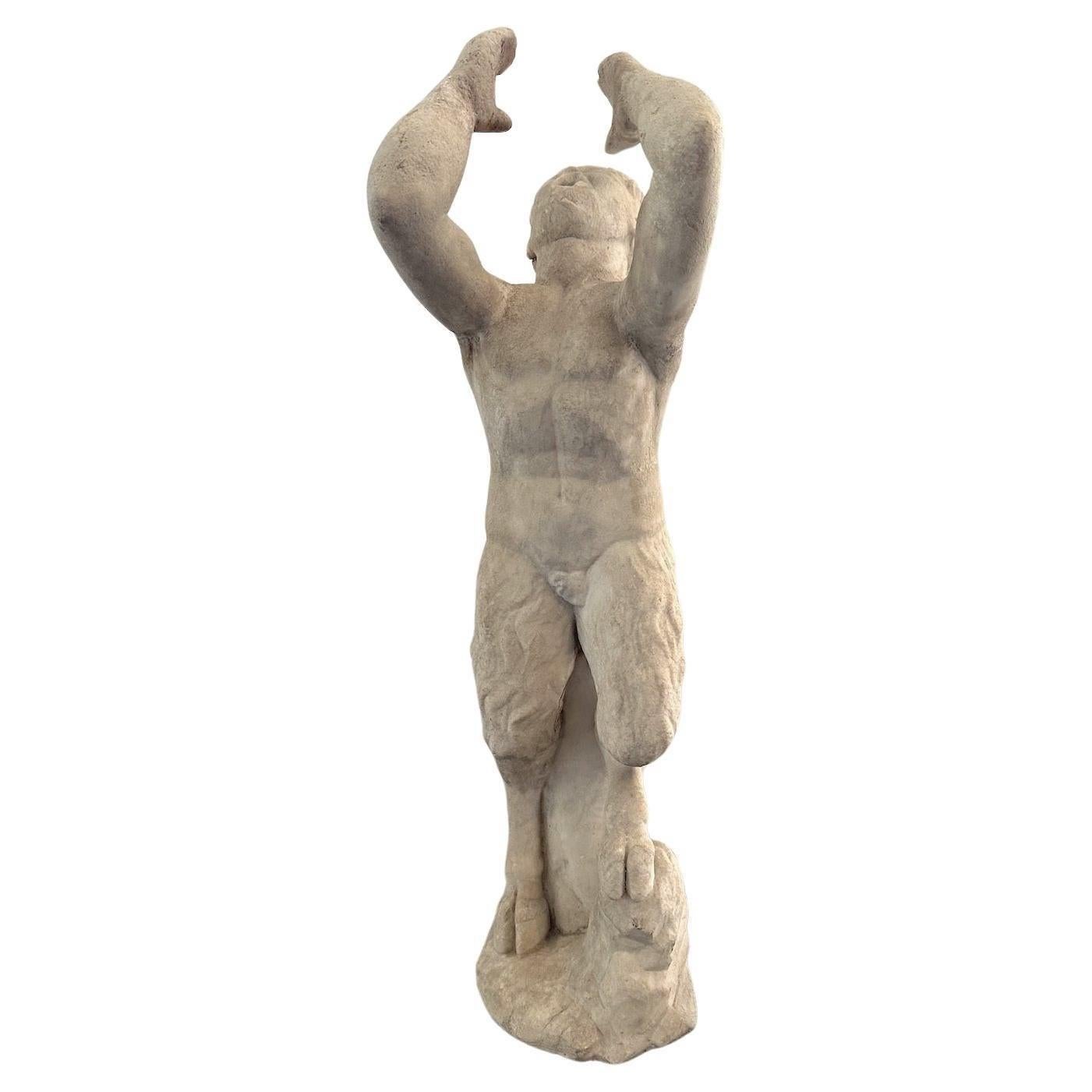 Eine römische Skulptur aus Carrara-Marmor, die den mythologischen griechischen Gott Pan als Springbrunnen darstellt.  Italien. 