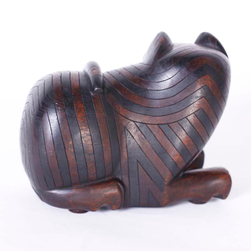 Gatto in mogano intagliato con scomparto segreto - Figurative Sculpture Marrone di Unknown