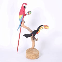 Sculpture en bois sculpté de deux oiseaux dans un arbre