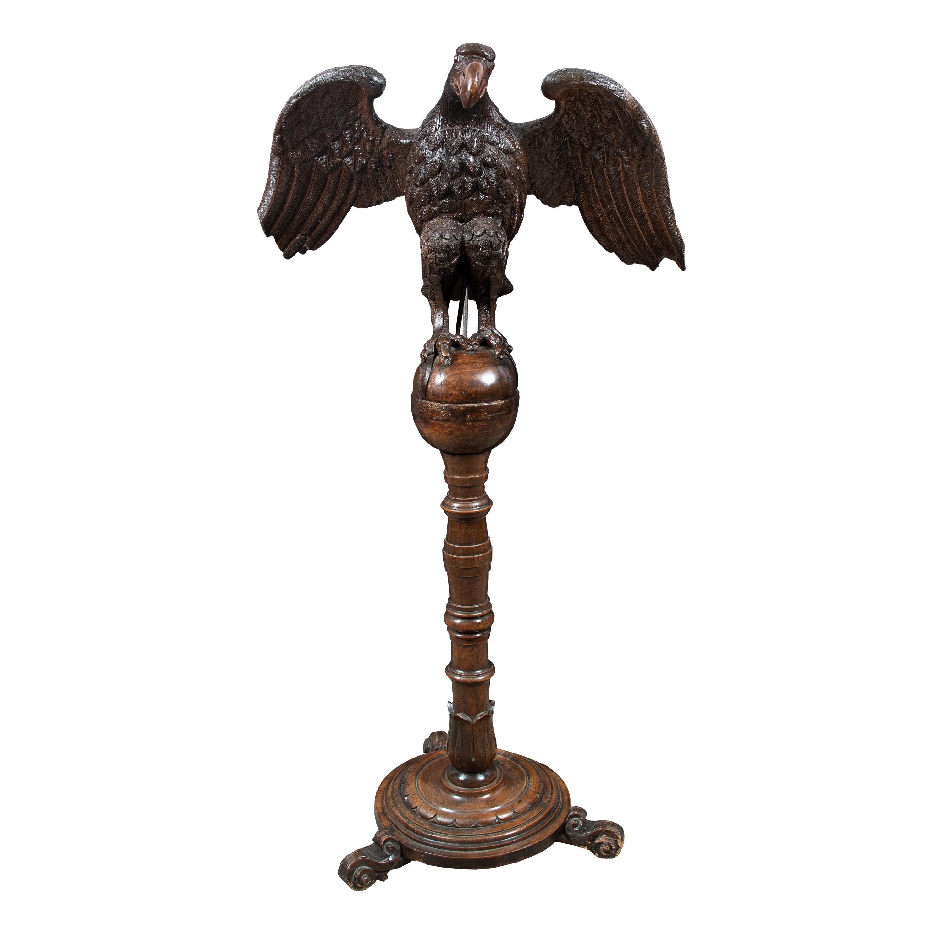 Carved wooden lectern - Eagle. Italy, 19th century - Sculpture by Unknown