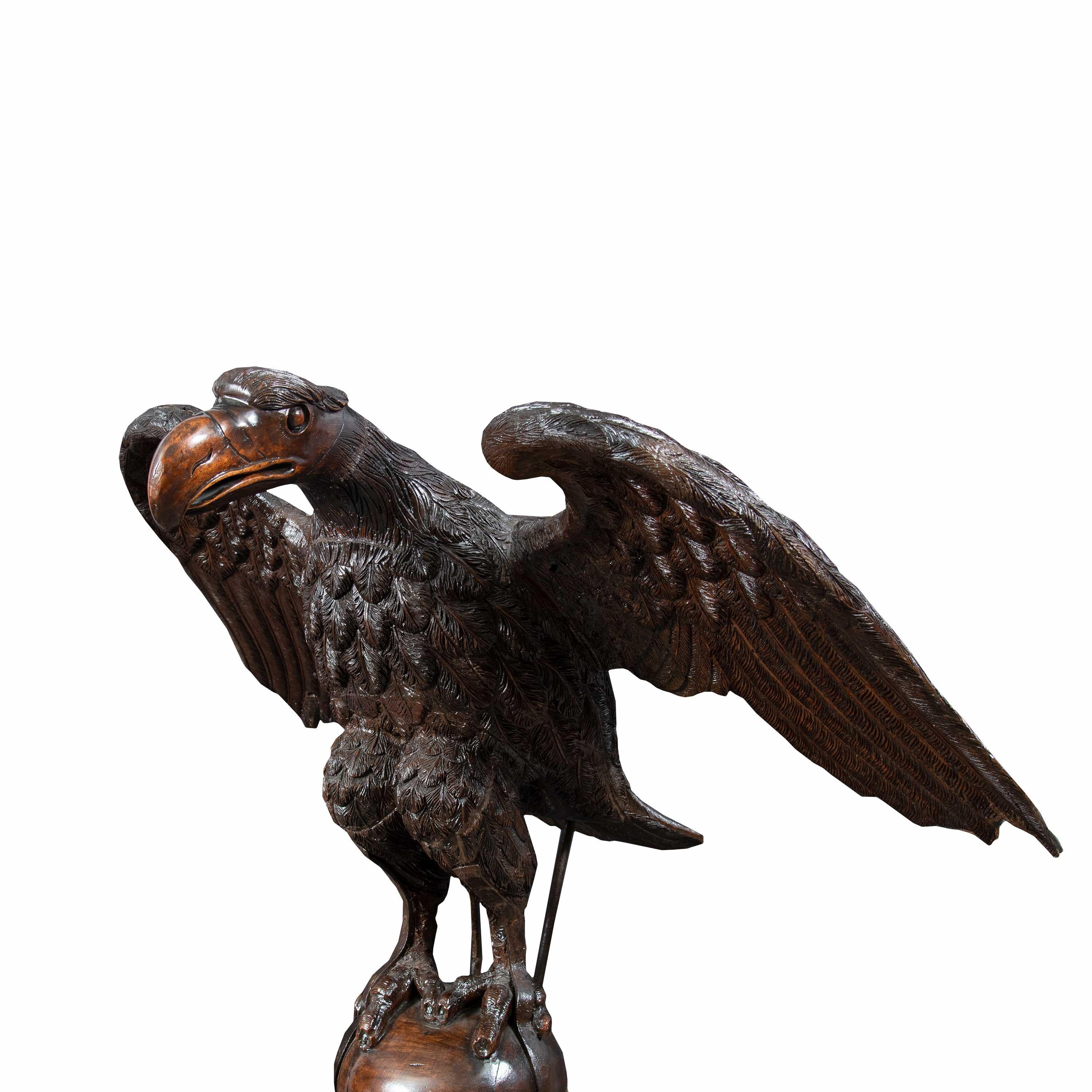 Carved wooden lectern - Eagle. Italy, 19th century - Realist Sculpture by Unknown