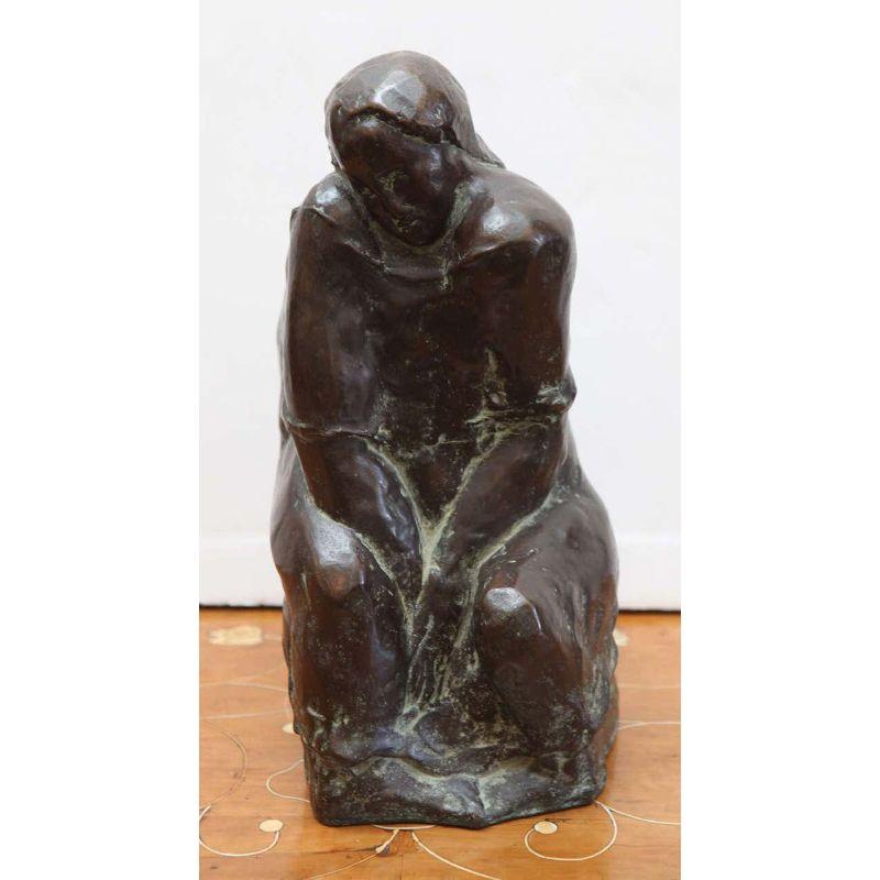 Handgegossene Bronzeskulptur einer sitzenden Frau des Schweizer Künstlers Robert Lienhard (1919-1989).  Signiert und nummeriert auf dem Sockel, #5 von 7.
