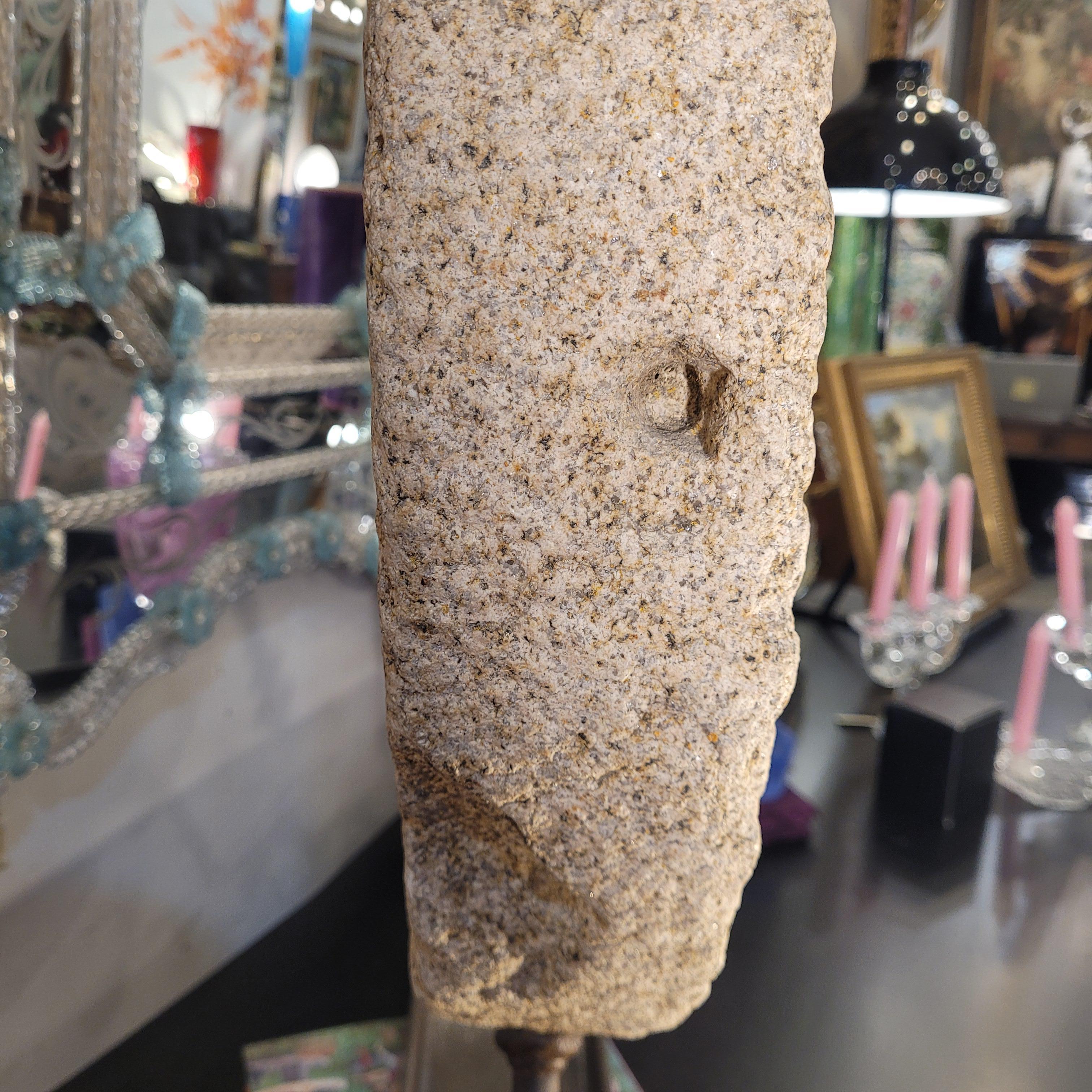 Scultura in pietra da mulino castigliana, piede in granito e ferro, Spagna in vendita 10