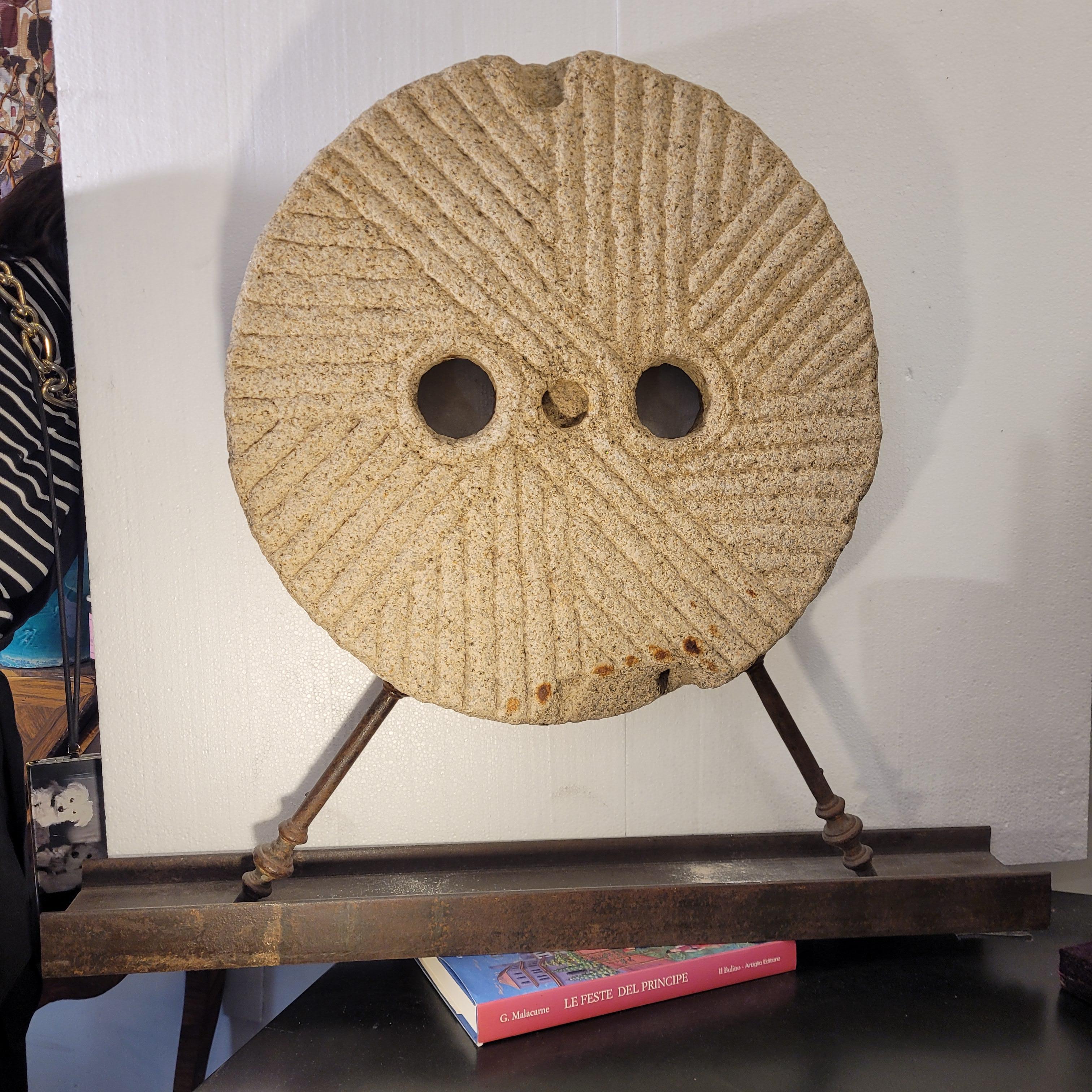 Scultura in pietra da mulino castigliana, piede in granito e ferro, Spagna in vendita 12