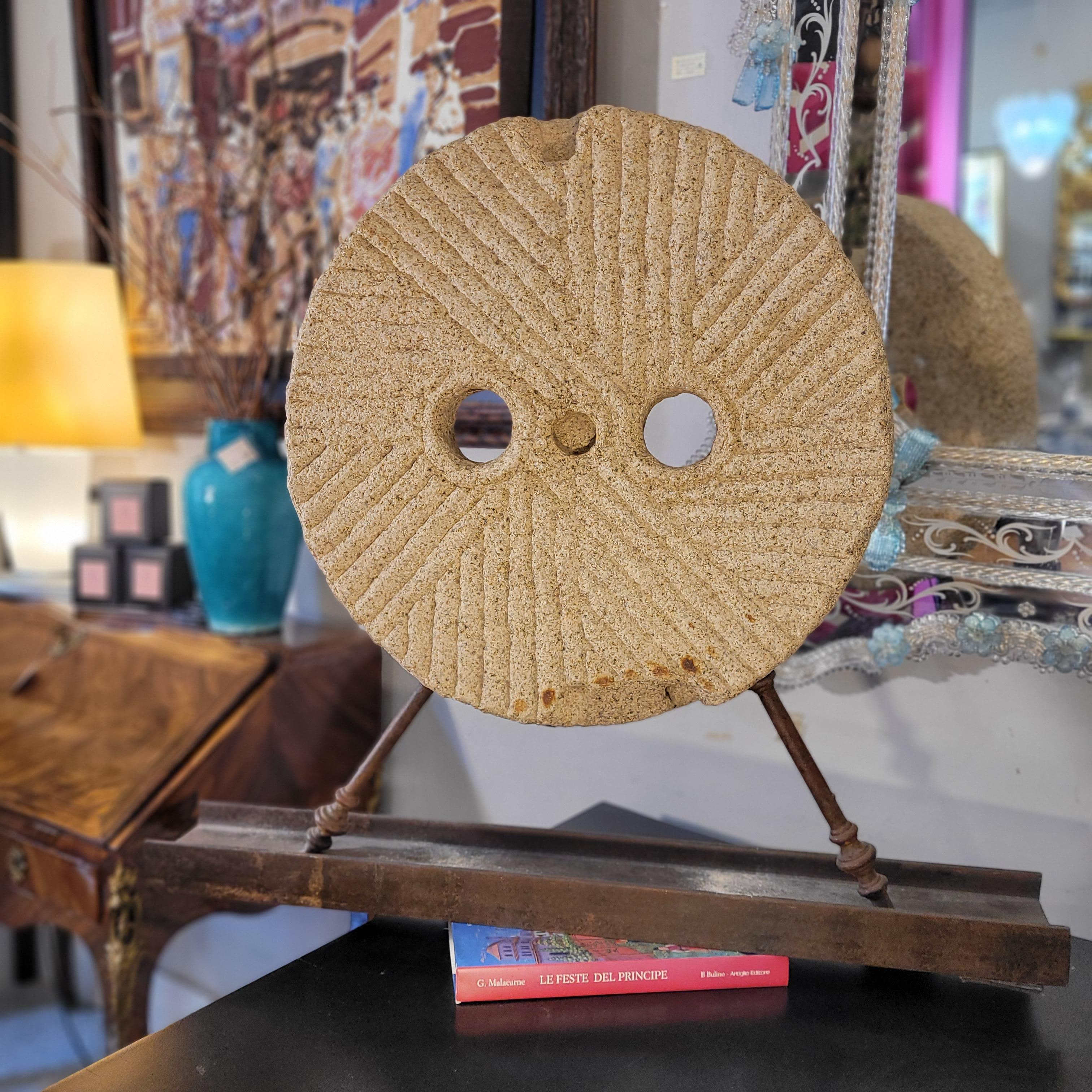 Eccezionale macina tradizionale castigliana, ruota o macina, di forma circolare. Il pezzo è realizzato in granito e sono visibili varie scanalature radiali che venivano utilizzate per macinare i chicchi di grano, mais o orzo e trasformarli in