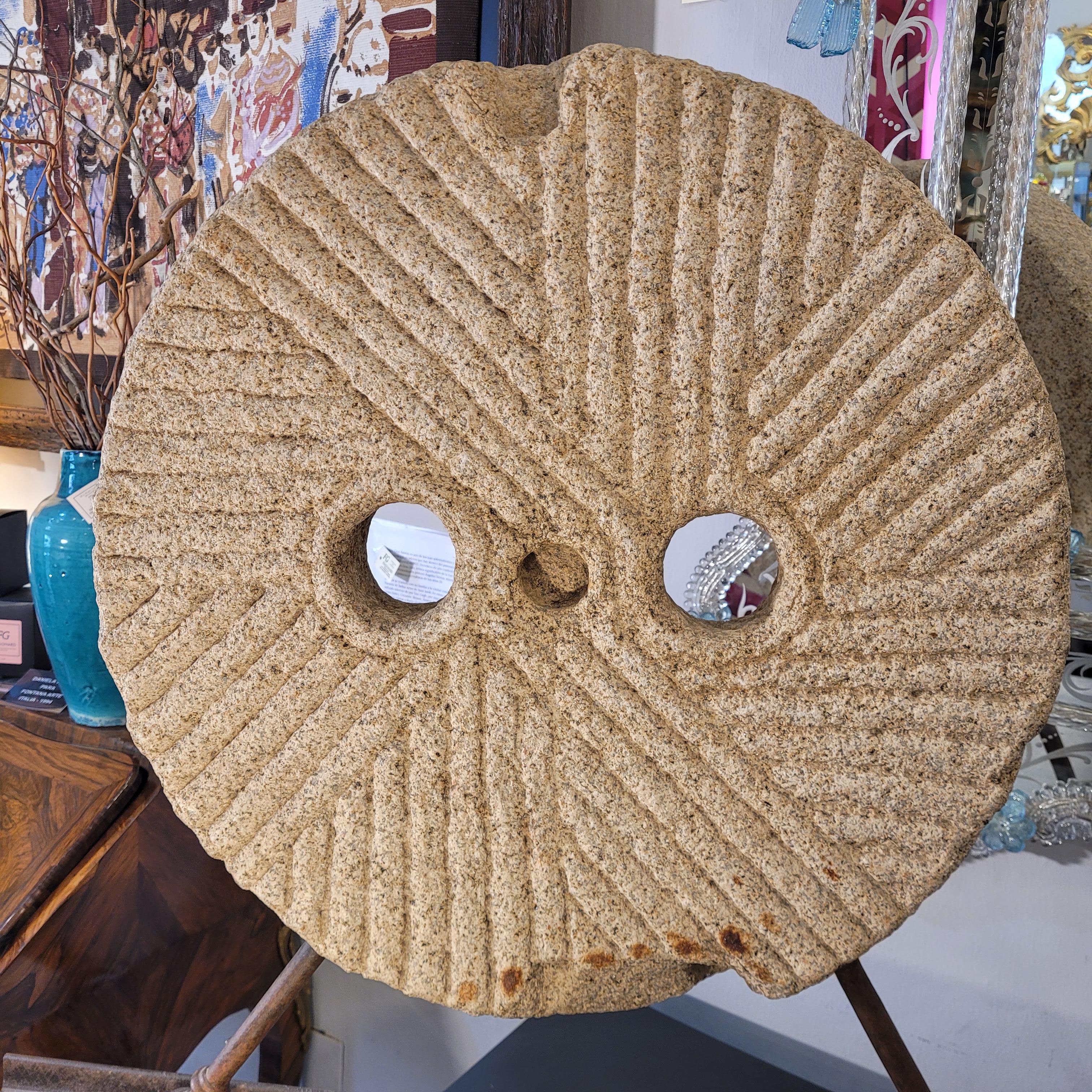 Scultura in pietra da mulino castigliana, piede in granito e ferro, Spagna in vendita 3