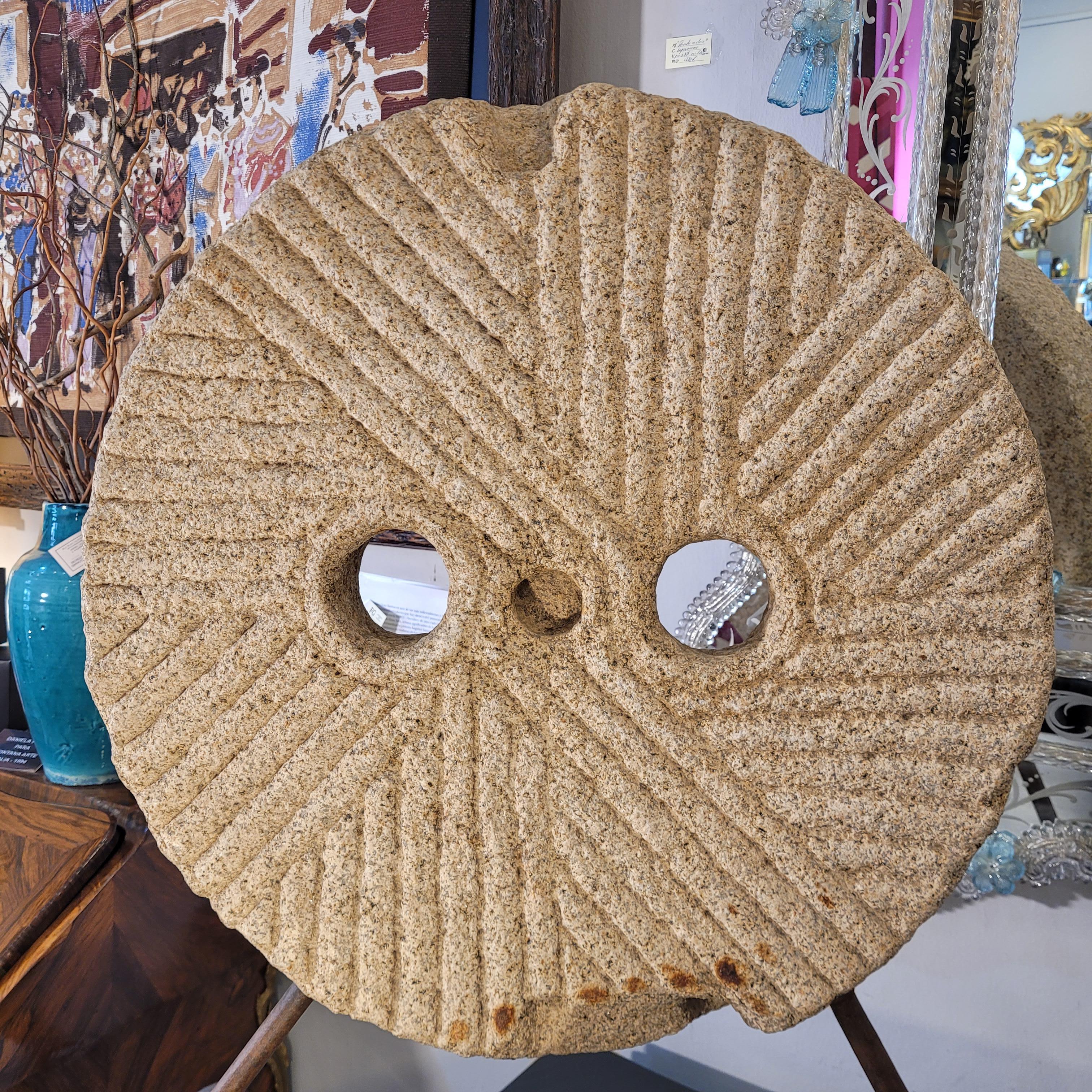 Scultura in pietra da mulino castigliana, piede in granito e ferro, Spagna in vendita 4