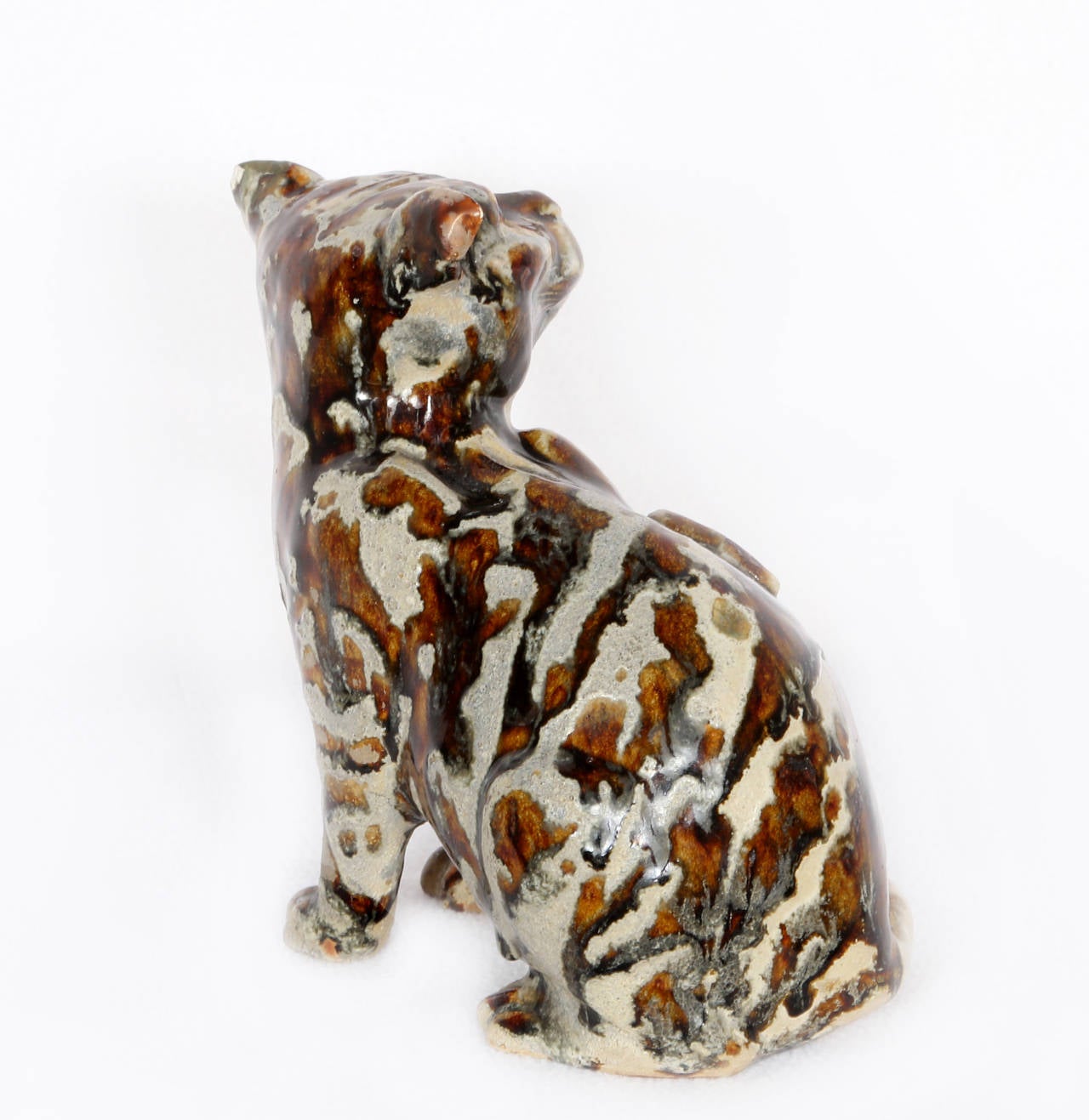 Eine keramische Katzenfigur mit marmorierter Farbe, möglicherweise chinesisch, 19/20.

Titel: Sitzende Katze
Medium: Spritzwasserglasierte Keramikfigur
Größe: 5  x 9  x 5 in. (12.7  x 22.86  x 12,7 cm)