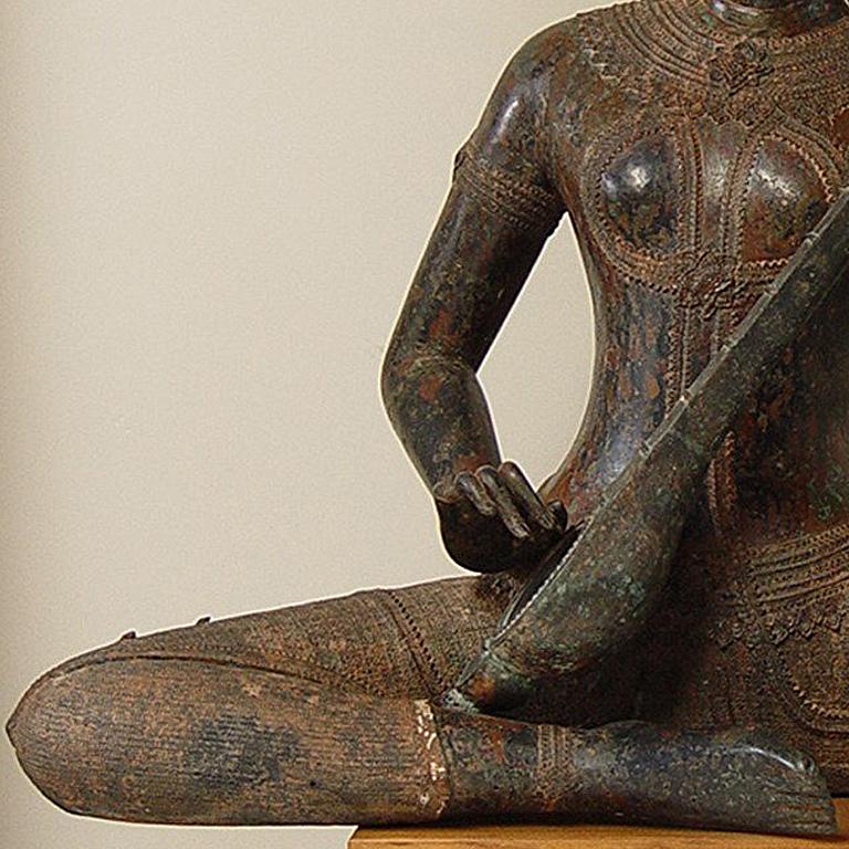 Musicien de cérémonie, temple de Chiang Mai, Thaïlande - Or Figurative Sculpture par Unknown