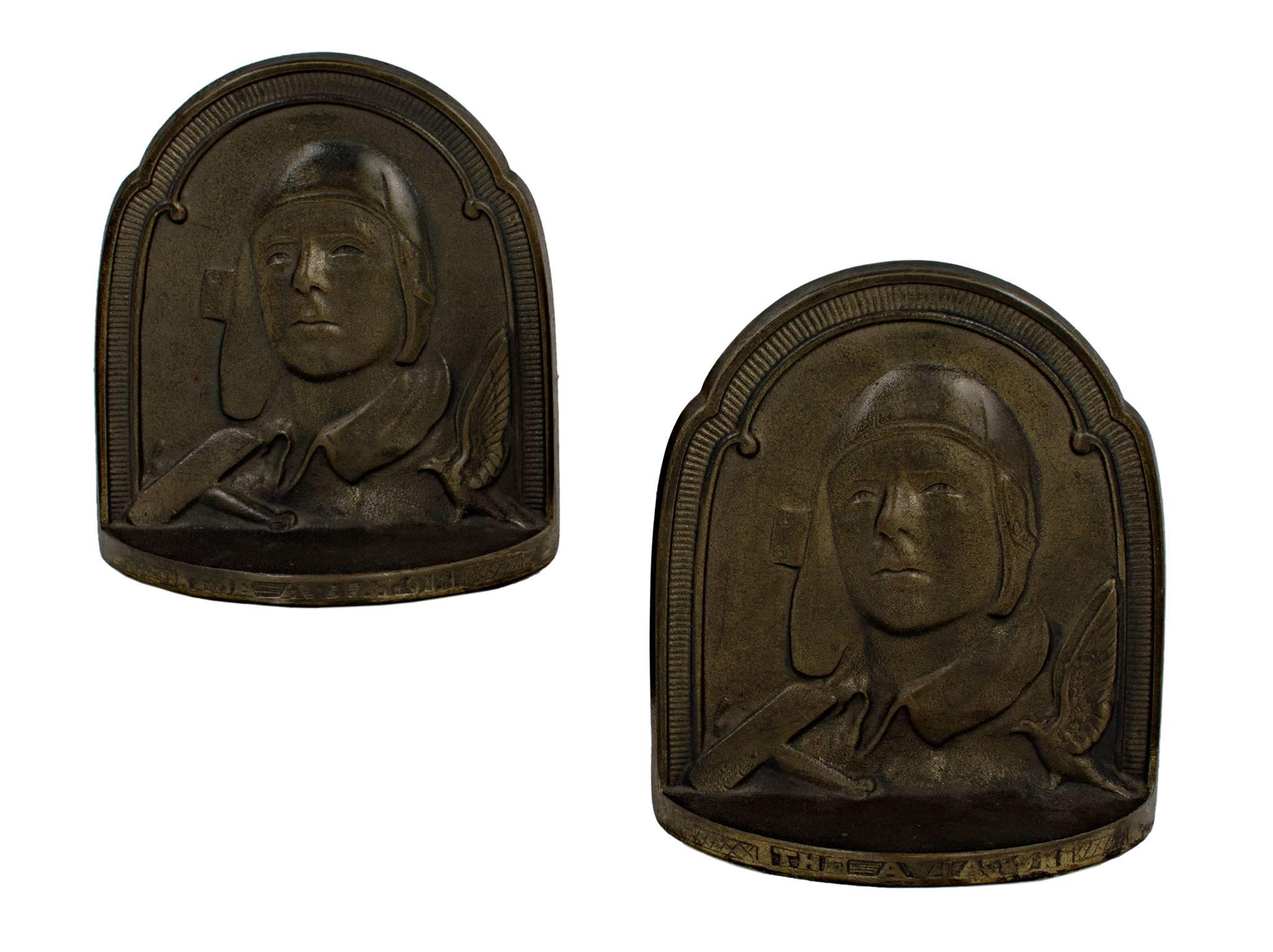 Diese Buchenden aus Bronzeguss wurden von einem unbekannten Künstler geschaffen. Sie stellen den amerikanischen Flieger, Militäroffizier, Autor, Erfinder, Entdecker und Umweltaktivisten Charles Lindbergh dar.

Abmessungen: 5 1/2" x 5" x 1 3/4"