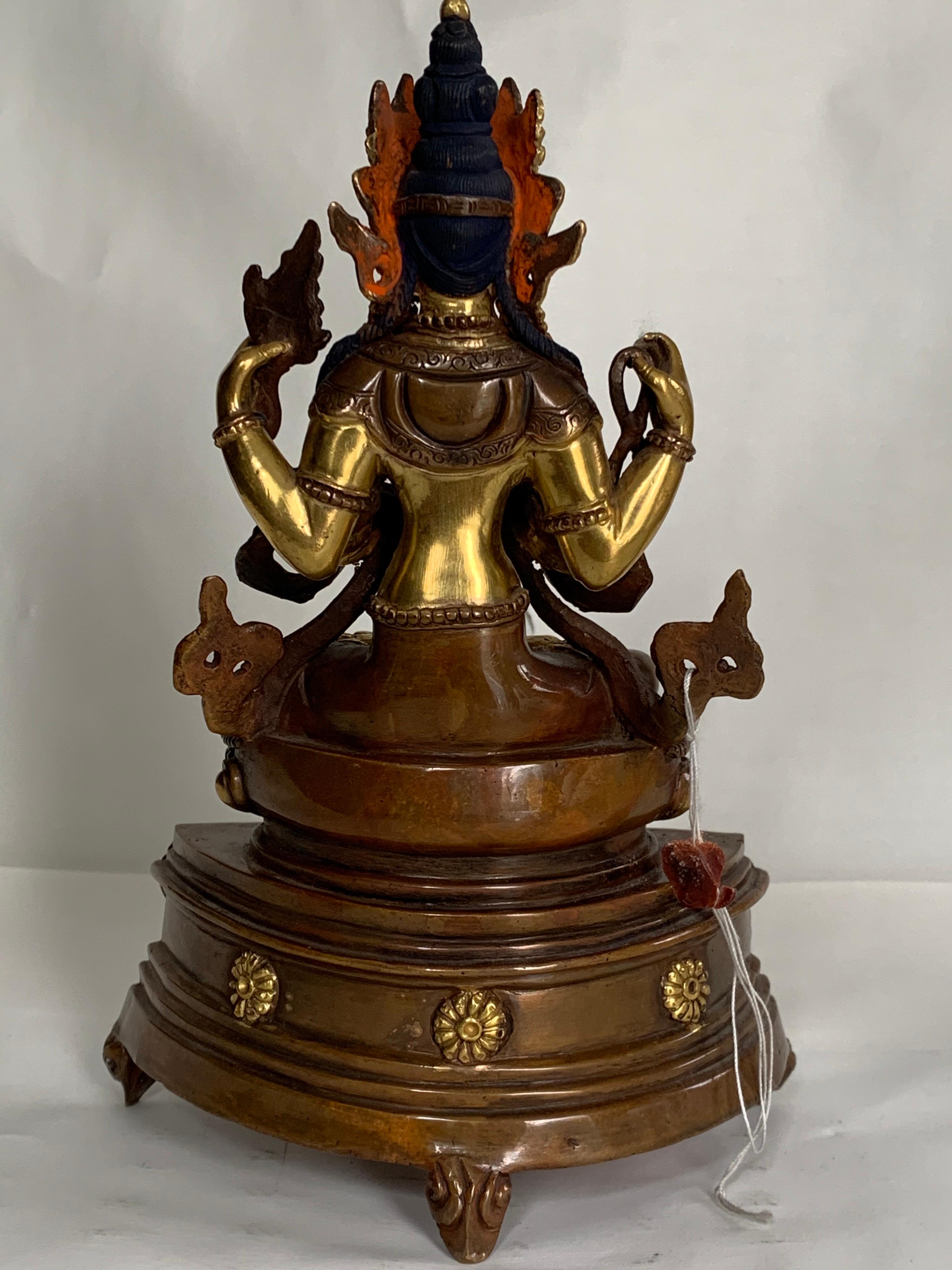 Questa statua è realizzata a mano con il procedimento della cera persa, uno degli antichi processi di lavorazione del metallo. Chengreshi è una forma di Avalokiteshvara, noto anche come buddha a quattro braccia, seduto su un trono di loto rialzato