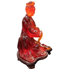 Sitzfigur aus Kirschbaumholz und Bernsteinharz