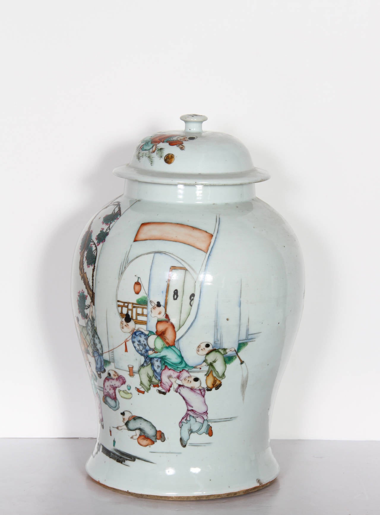 Niños jugando, urna china de porcelana pintada - Sculpture de Unknown