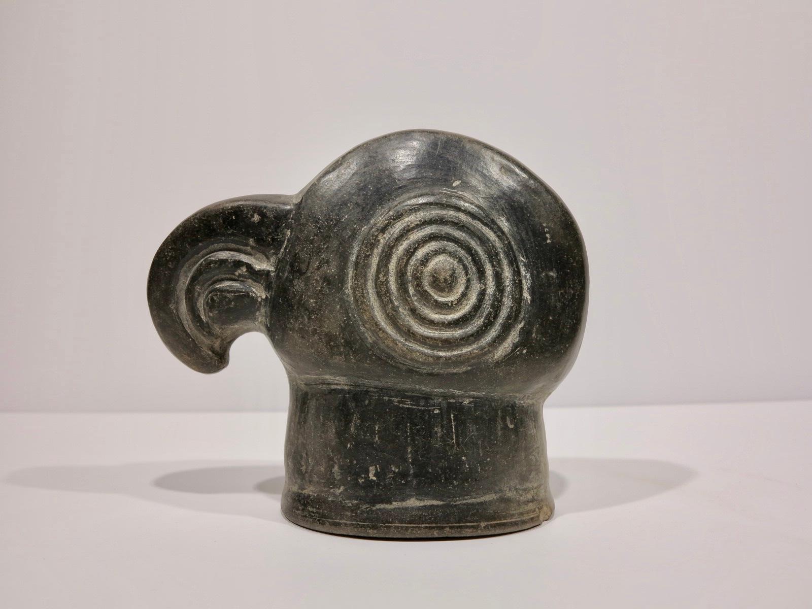 Élément de masque figuratif en poterie d'oiseau exotique péruvienne précolombienne Chimu Inca - Sculpture de Unknown