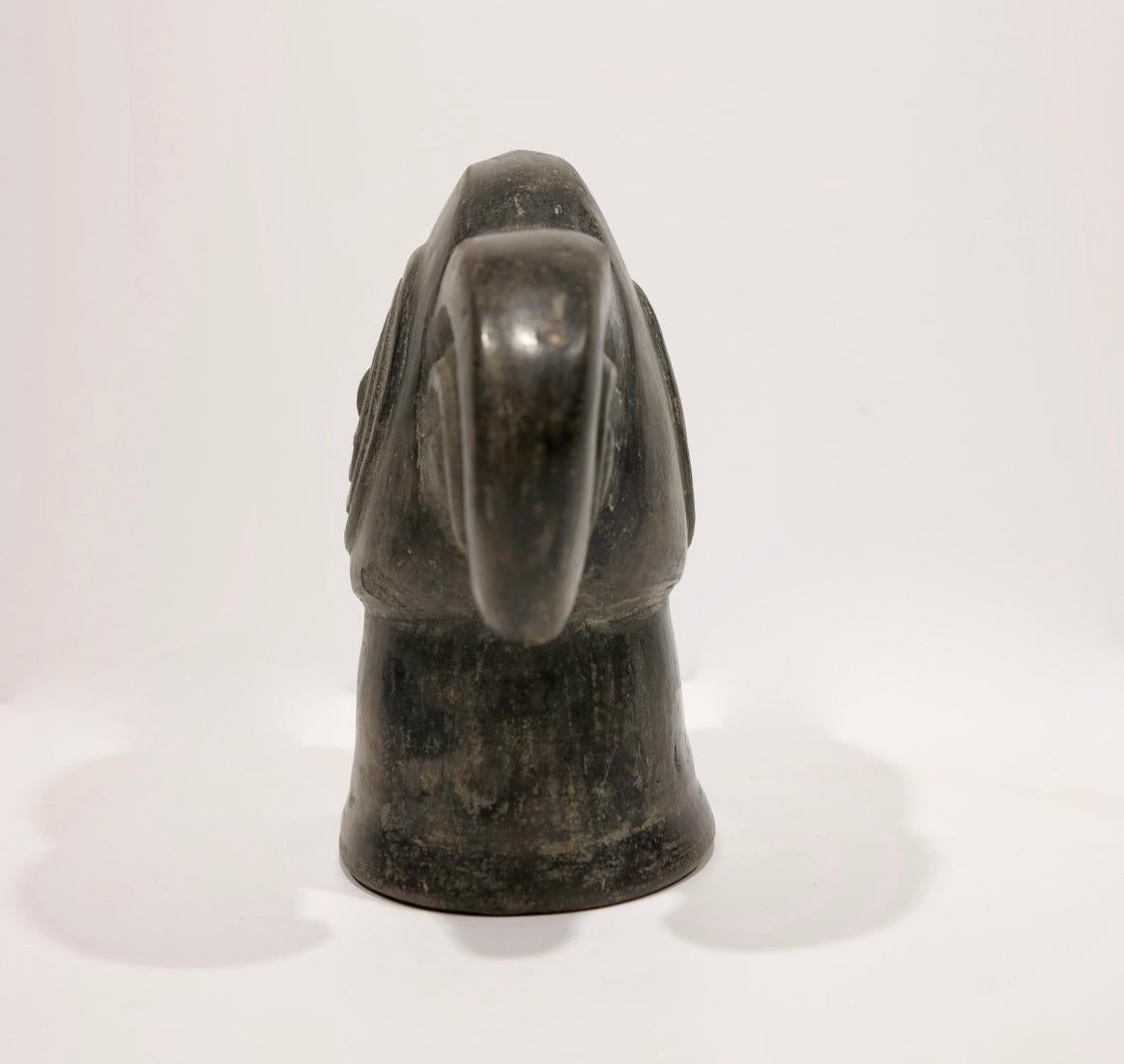 Élément de masque figuratif en poterie d'oiseau exotique péruvienne précolombienne Chimu Inca - Beige Figurative Sculpture par Unknown
